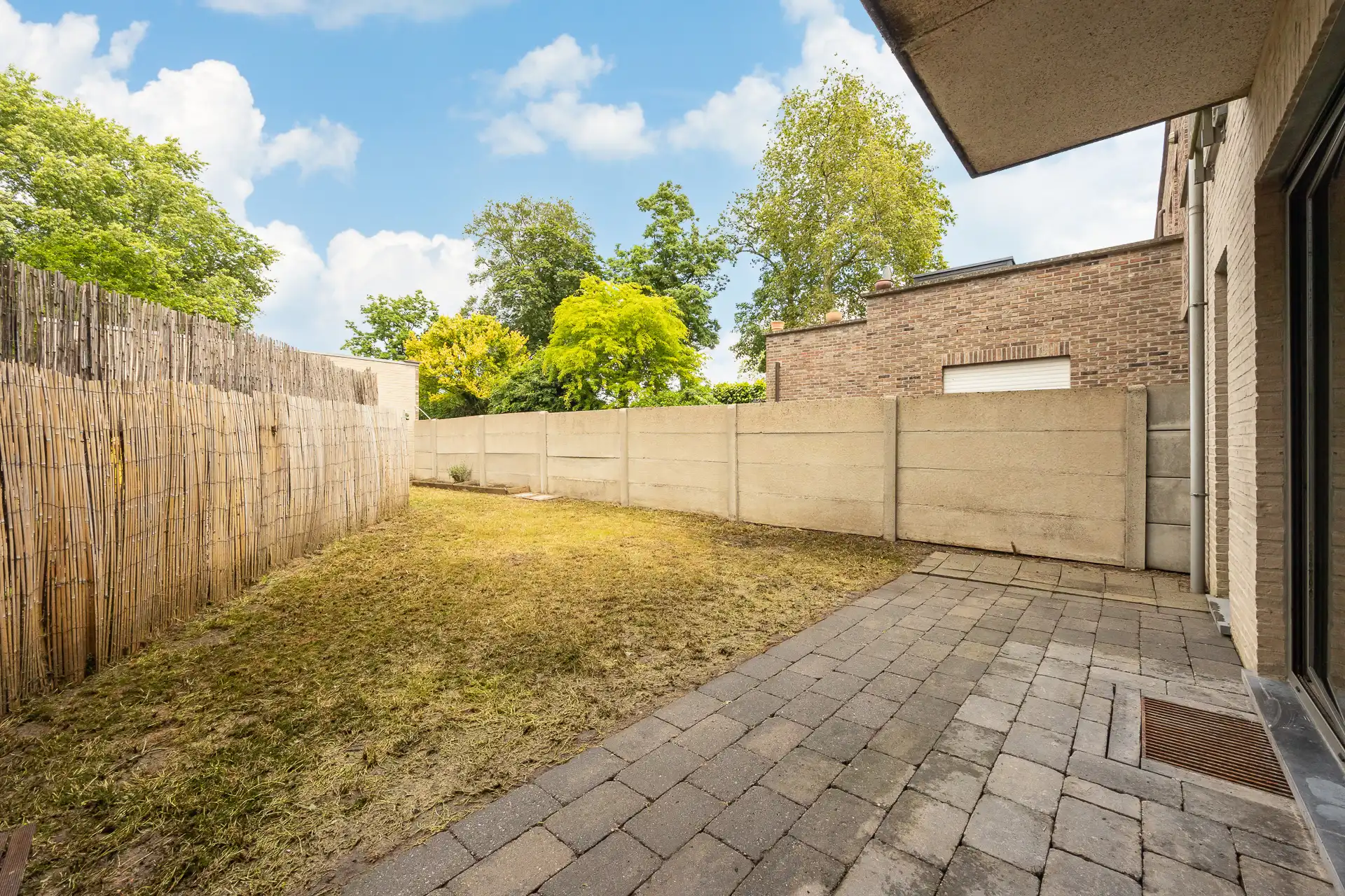 Kwalitatief gelijkvloers appartement (2012) met tuin foto 12