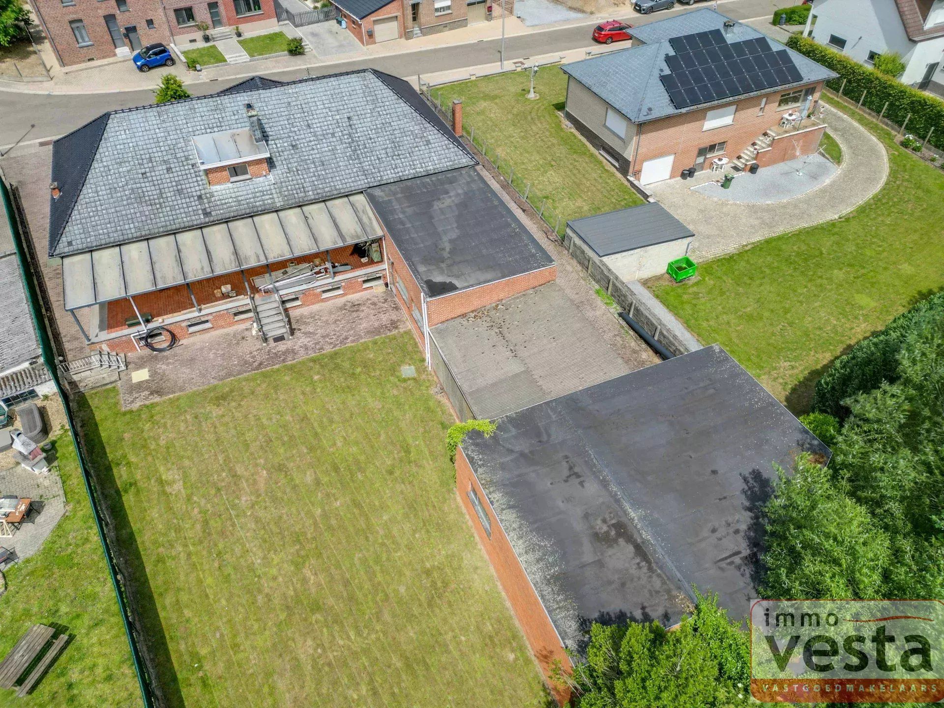 Ruime, op te knappen villa met handelsruimte foto 5