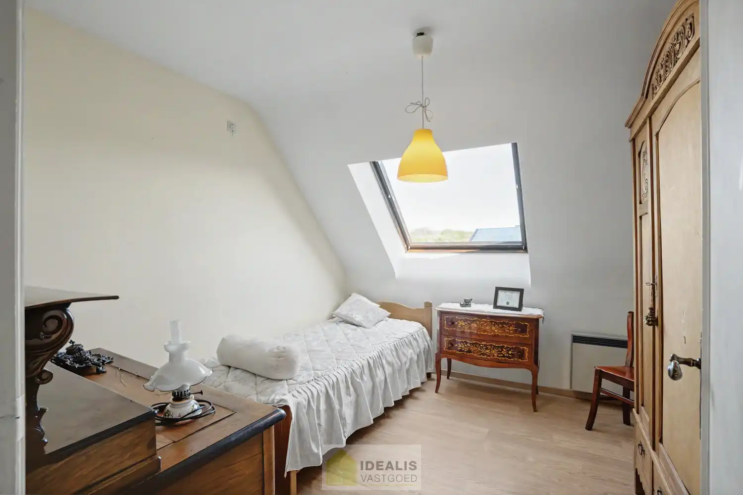 KARAKTERISTIEKE GEZINSWONING OP WANDELAFSTAND VAN HET CENTRUM VAN PEER MET WOONKAMER, GOED UITGERUSTE KEUKEN, BADKAMER, BUREAU, MOGELIJKHEID TOT MAAR LIEFST 4 SLAAPKAMERS EN EEN INPANDIGE GARAGE MET SECTIONALE POORT! - De woning omvat +-204m² bewoonbare oppervlakte en is gelegen op een perceel van +- 9a 46ca (946m²). Zeer geschikt voor kandidaten op zoek naar een centraal gelegen woning met karakter, nog volledig naar smaak op te frissen! foto 15