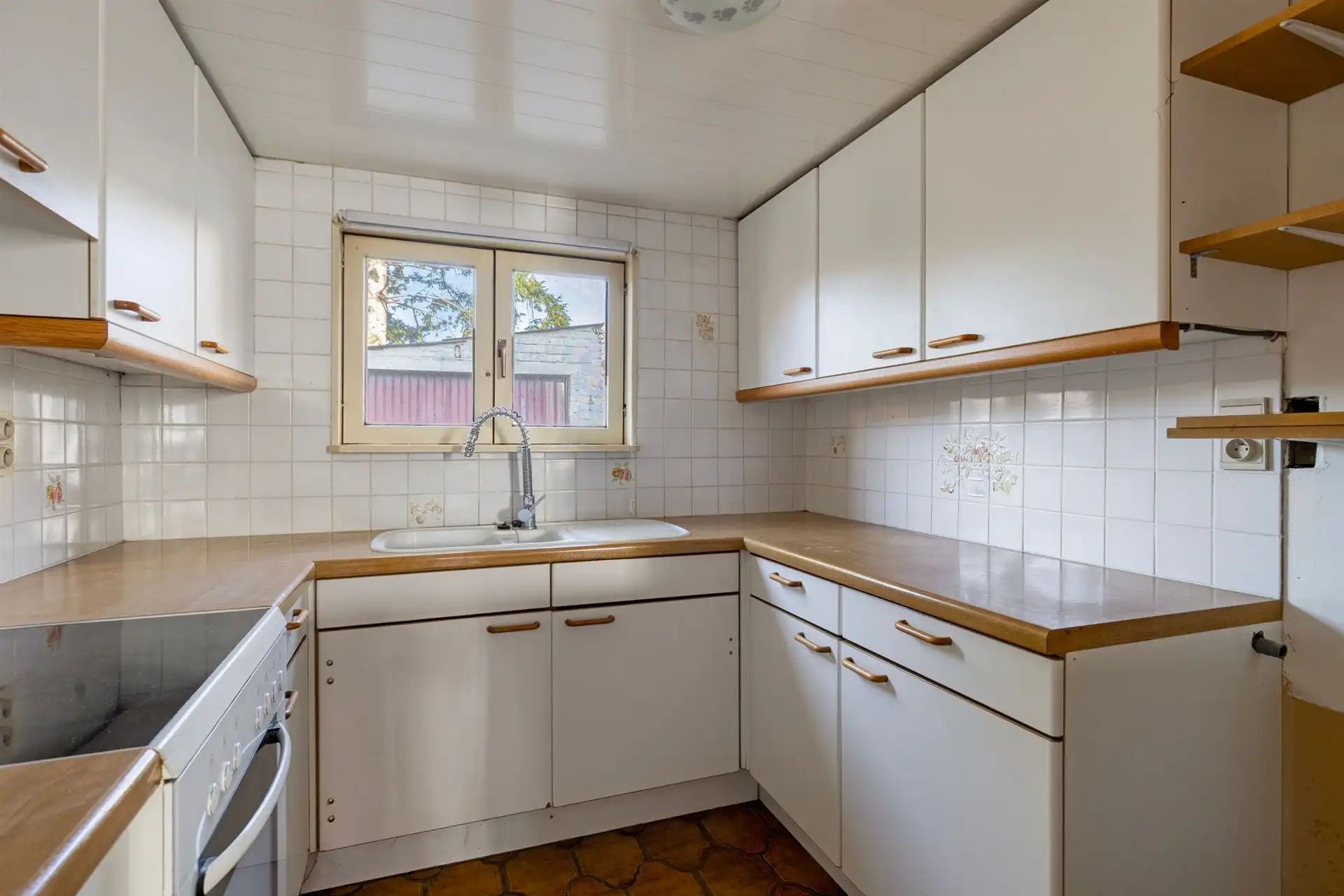 Te renoveren woning met veel potentieel foto 10