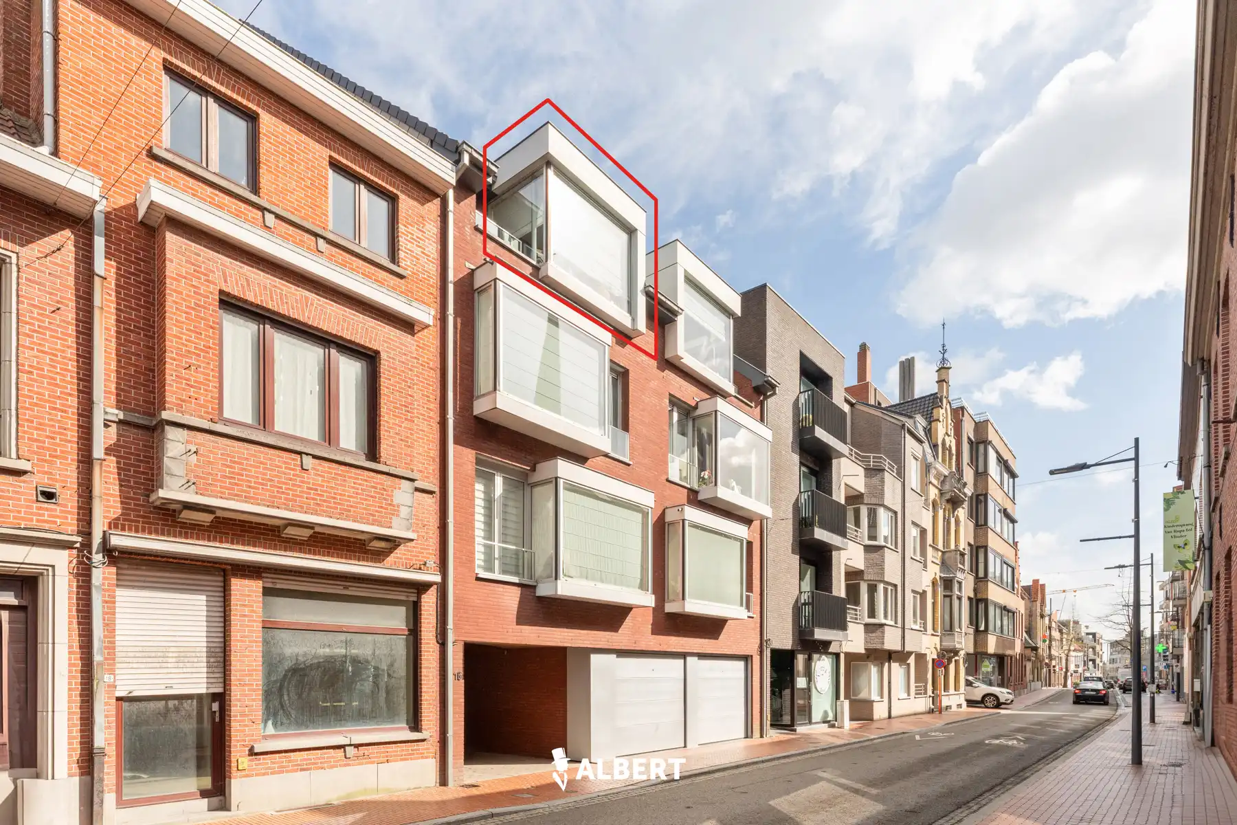 Instapklaar duplexappartement op centrale ligging in Izegem foto {{pictureIndex}}