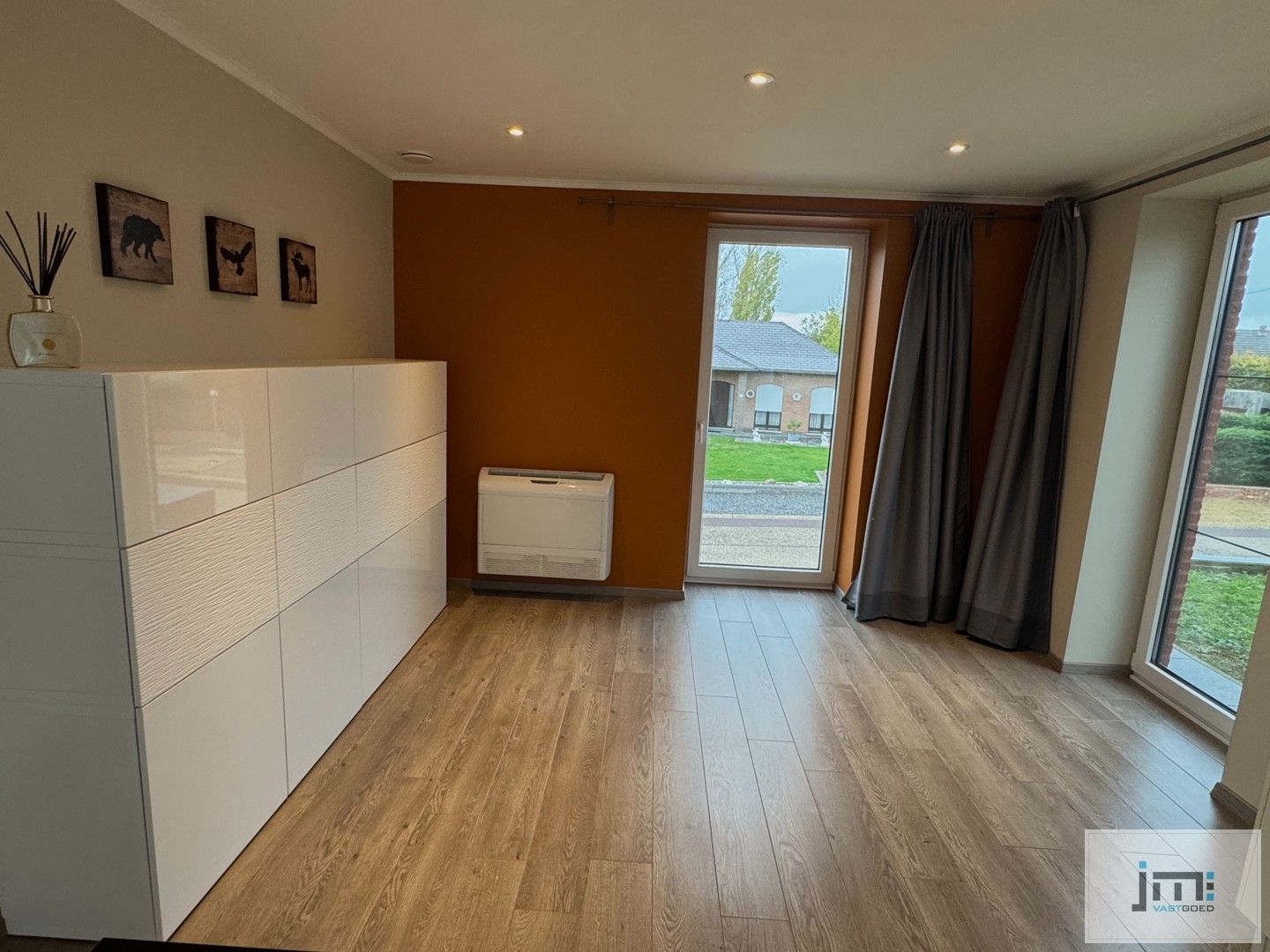 Ruime moderne woning met grote kelder foto 6