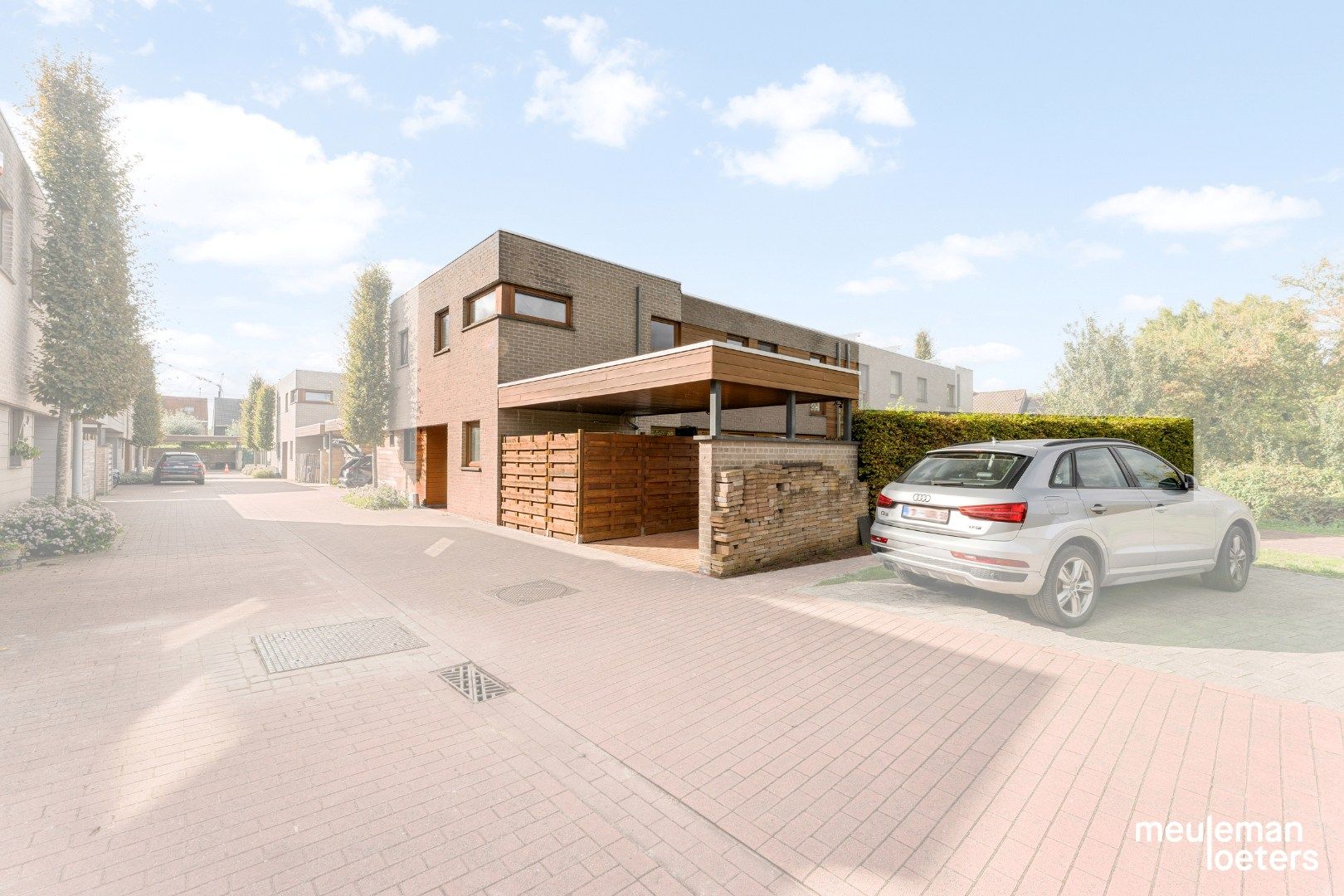 Eigentijdse halfopen woning met carport en tuin foto {{pictureIndex}}