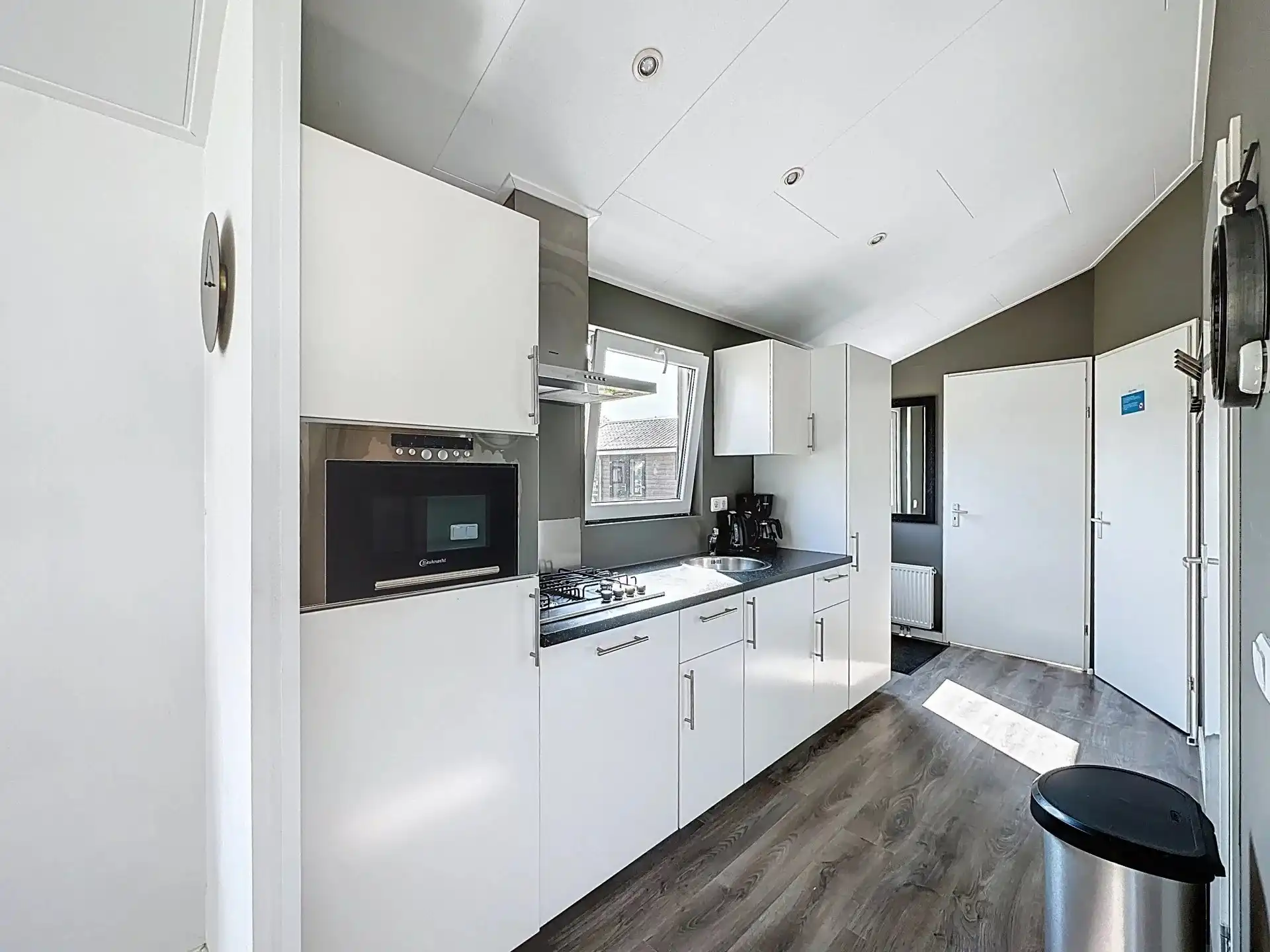 Volledig uitgeruste chalet voor 4 personen op recreatiepark Europarcs met zicht op het water. foto 9