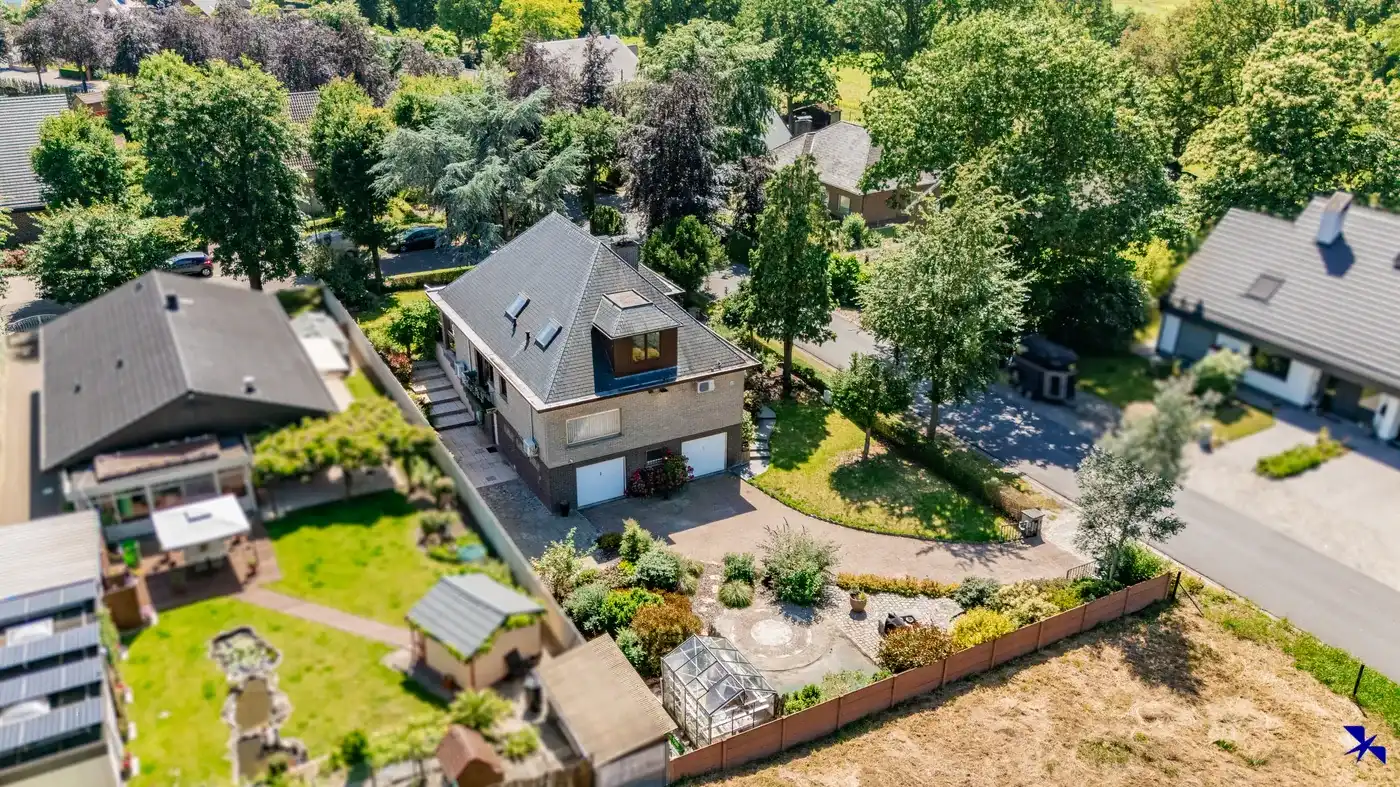 Karaktervolle villa met 5 slpks, dubbele garage en tuin foto 8