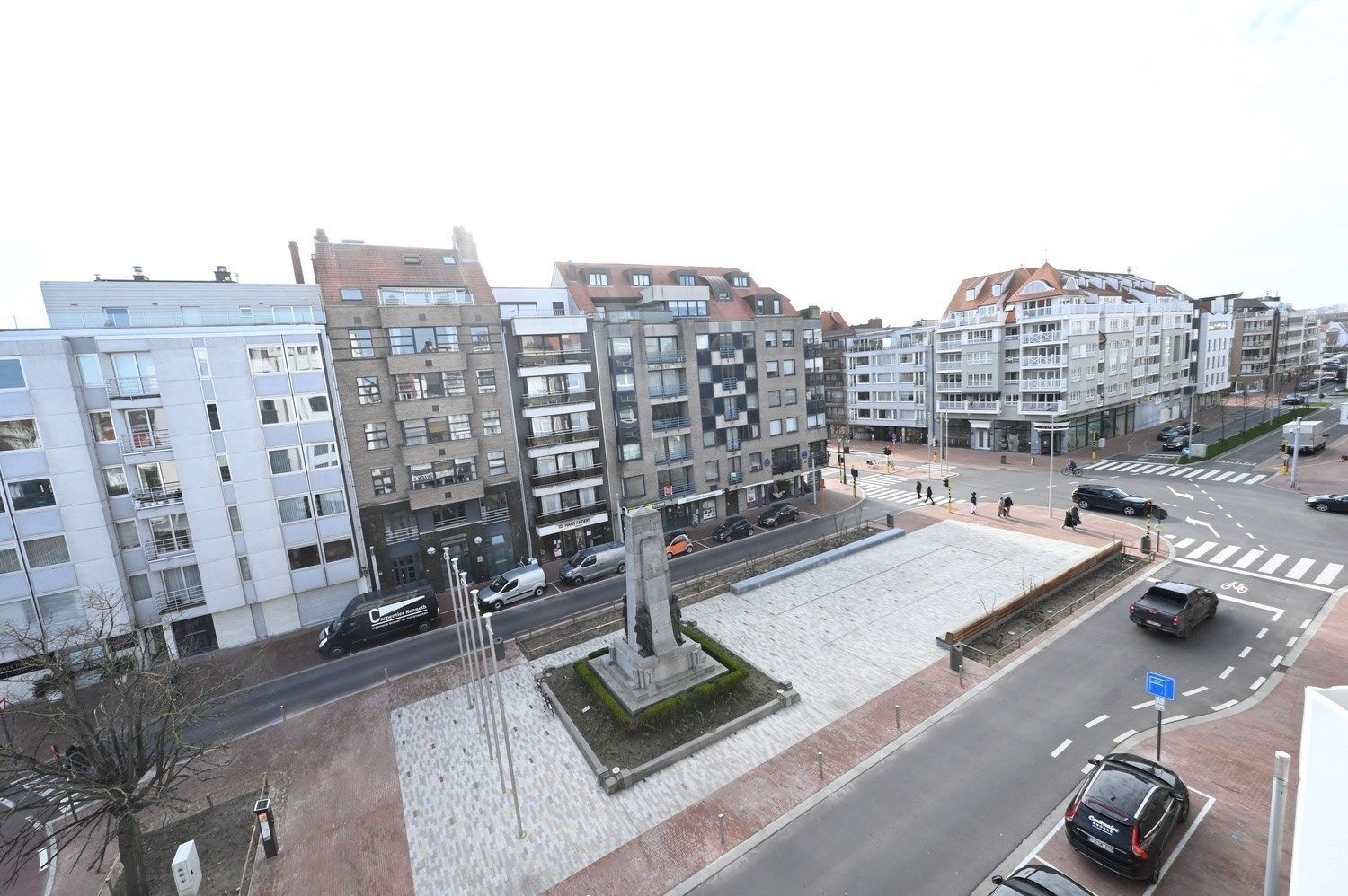 ONGEMEUBELD - NIEUW - Luxueus gerenoveerd appartement met 3 slaapkamers en met een OPEN ZICHT op het Burgemeester Frans Desmidtplein. foto 9