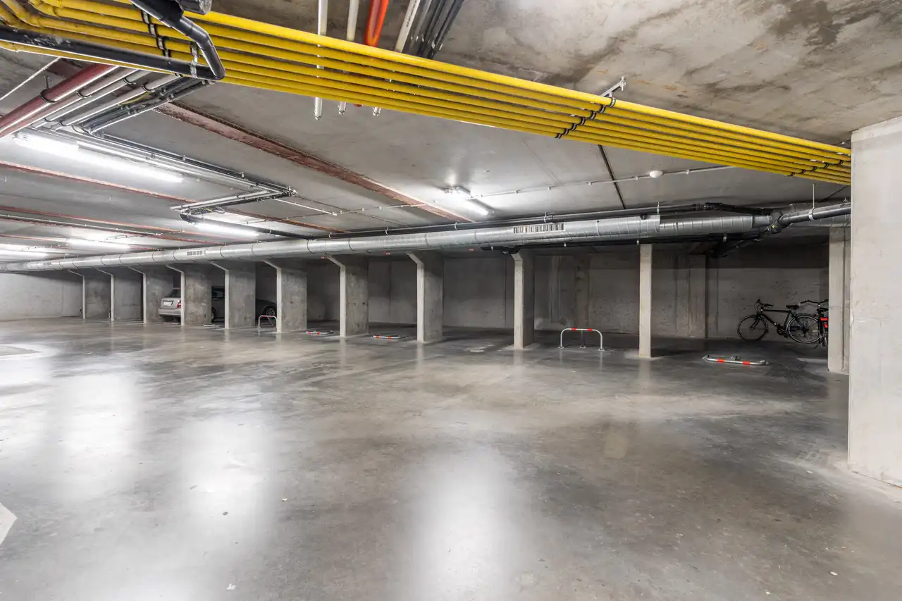 Staanplaats te huur pal in het centrum van Blankenberge. In een garagecomplex van een gebouw. foto 4