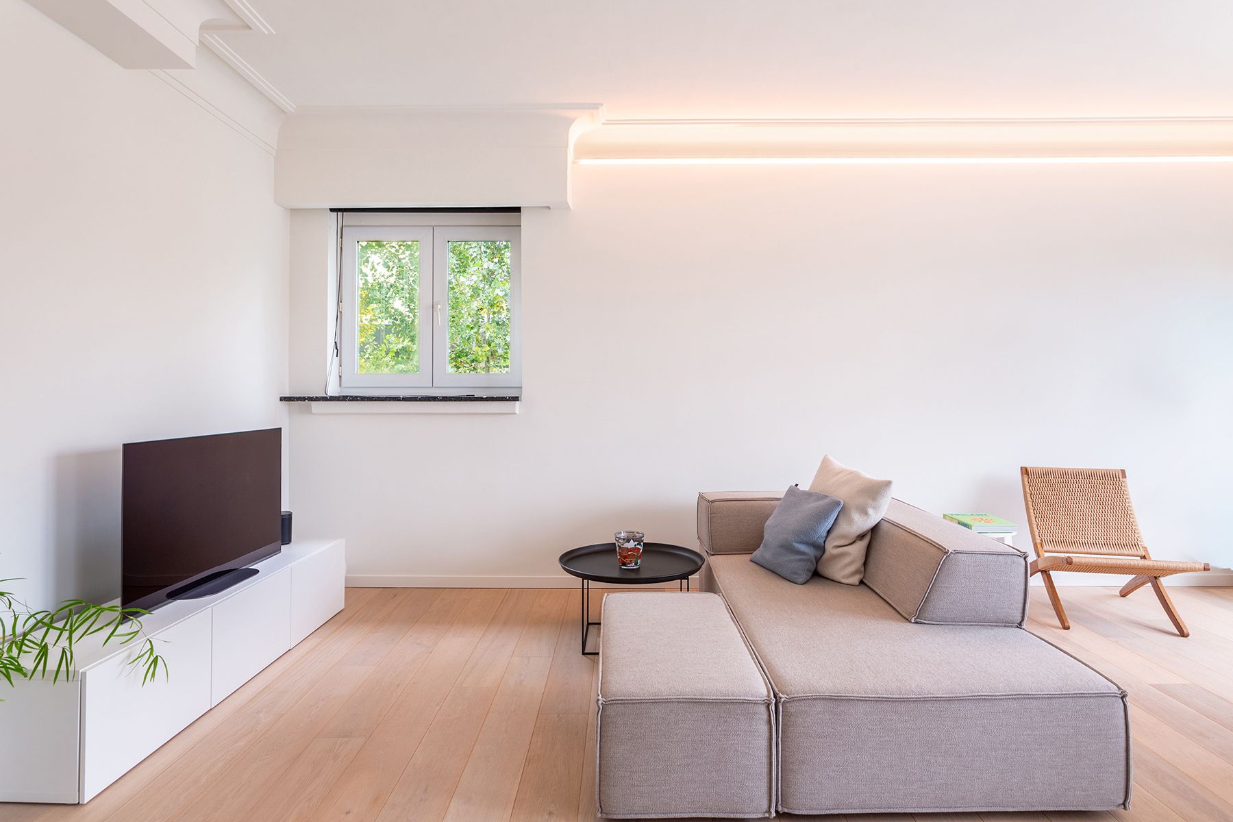 Wilrijk - Gerenoveerd en lichtrijk hoekapp.+ terras. foto 4