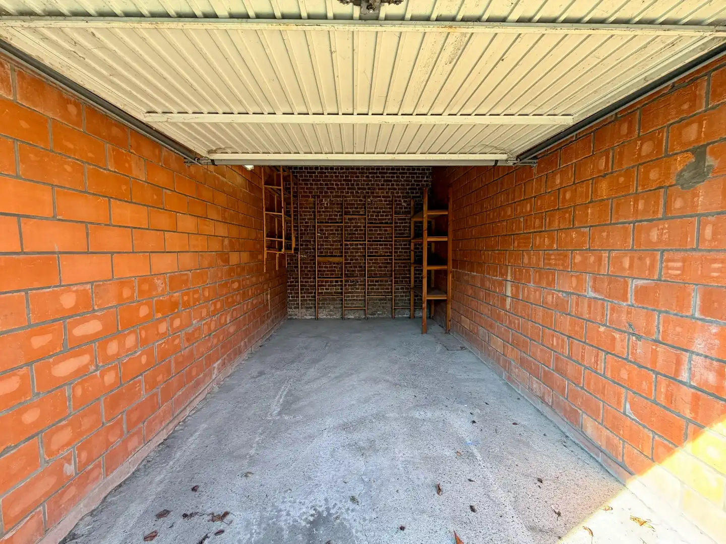 Private garagebox in afgesloten complex te centrum Roeselare! foto 3