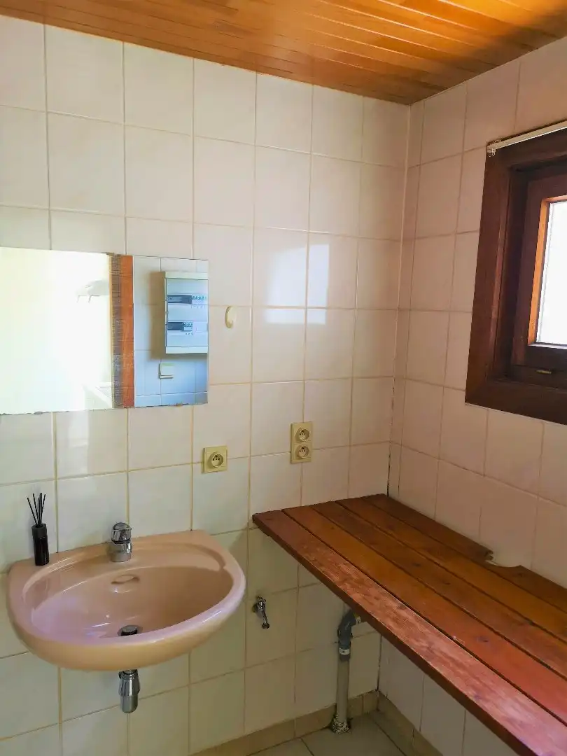 Woning nabij het centrum met 3 slaapkamers & uitweg. foto 11