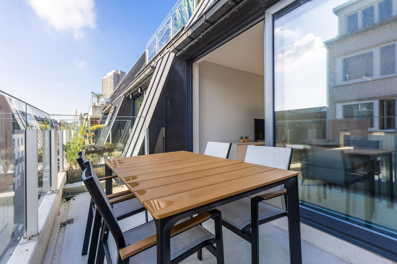Prachtig appartement met 2 slpk en zonnig terras in jonge residentie foto 2