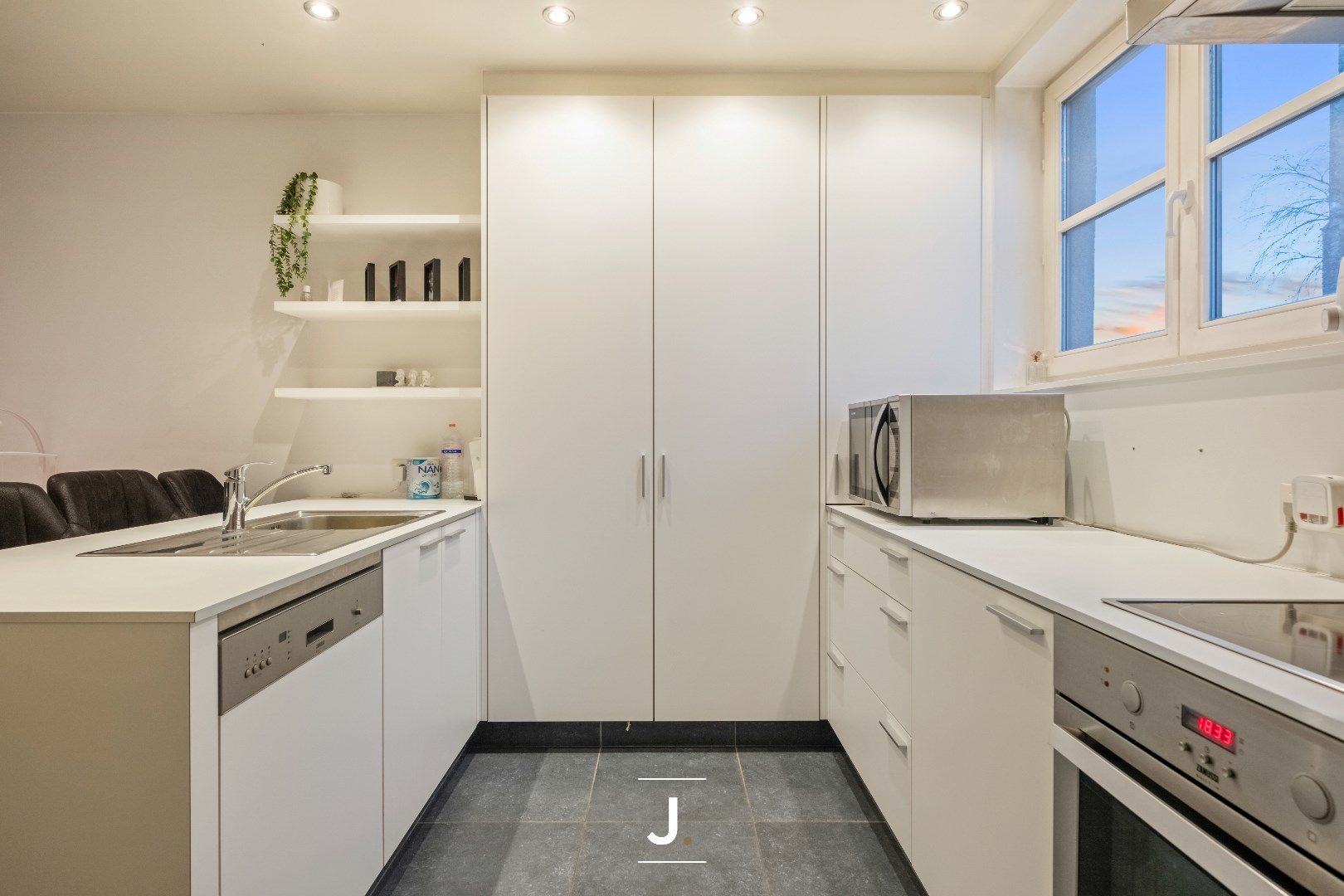 Charmante instapklare burgerwoning op de markt van Heule: een perfecte starterswoning of investering! foto 7