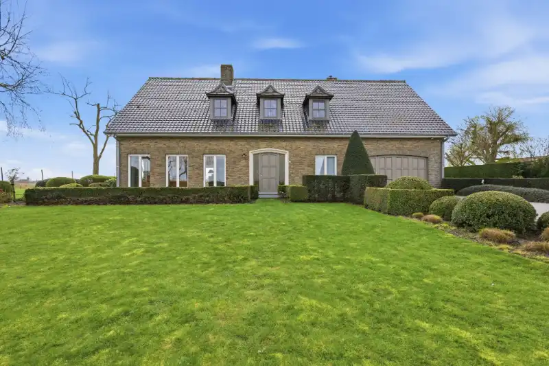 Villa met loods foto 2