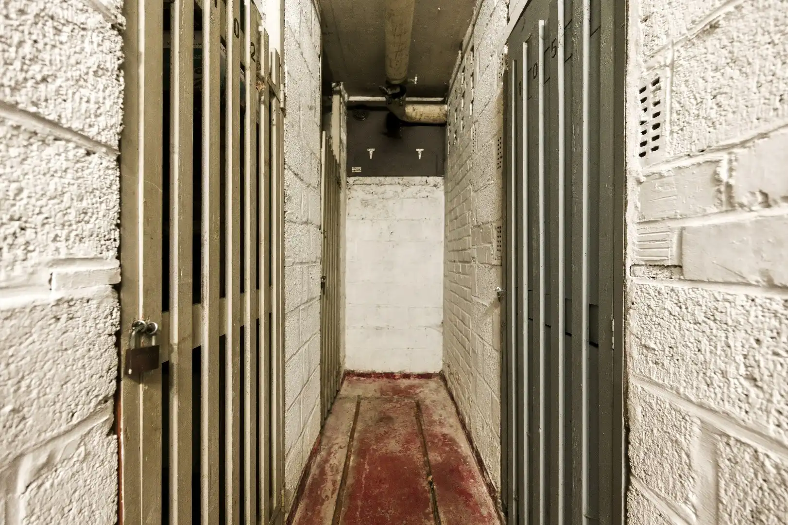 Goed gelegen, op te frissen appartement met 2 slpks en ruim terras foto 11