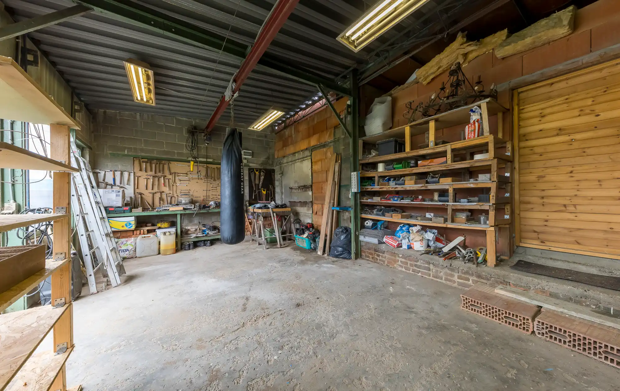 TE KOOP: Goed gelegen (halfopen) woning met bijgebouw van 90m2 te Lanklaar foto 11