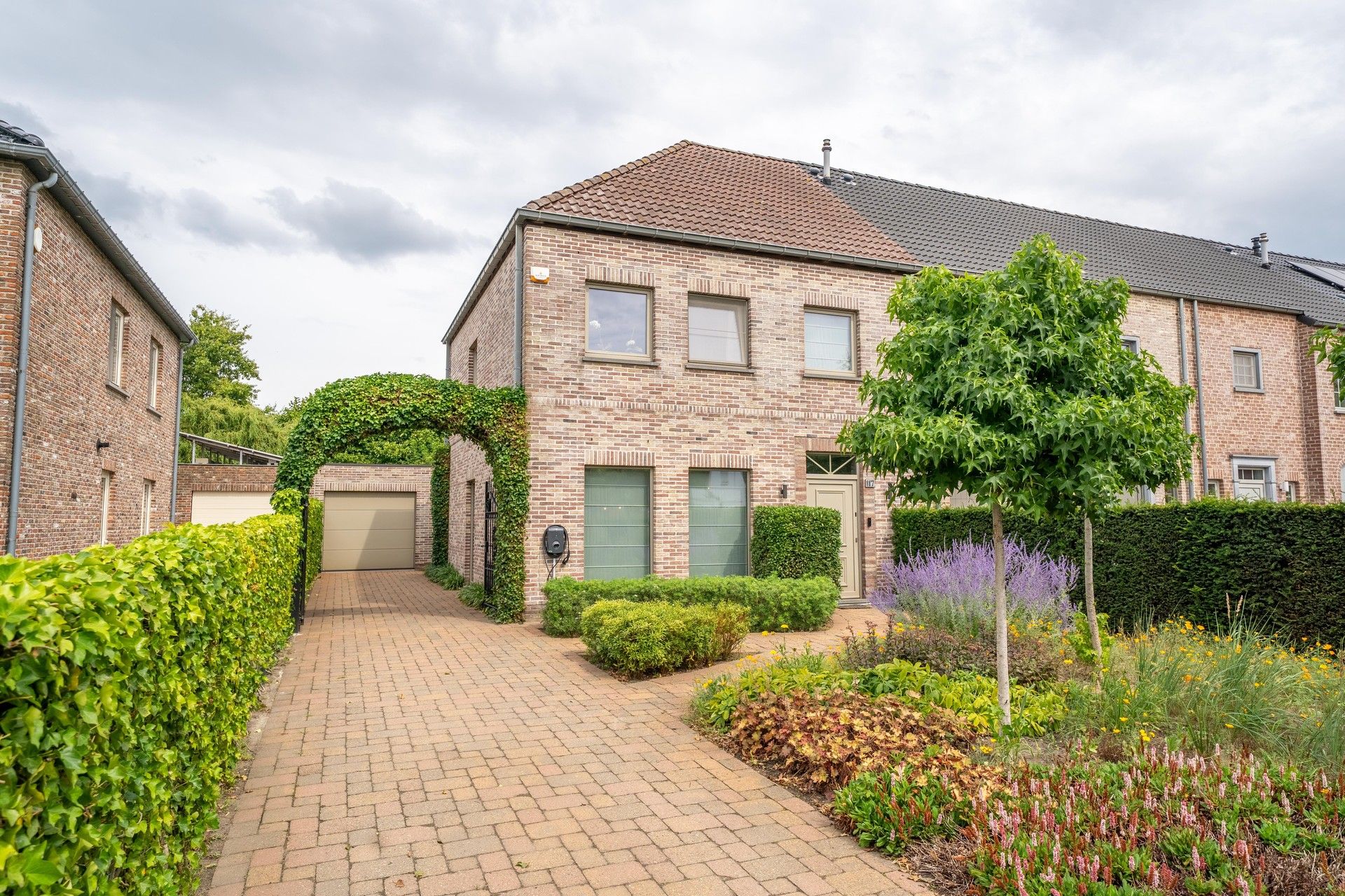 Een karaktervolle, halfopen gezinswoning te Melsele foto {{pictureIndex}}