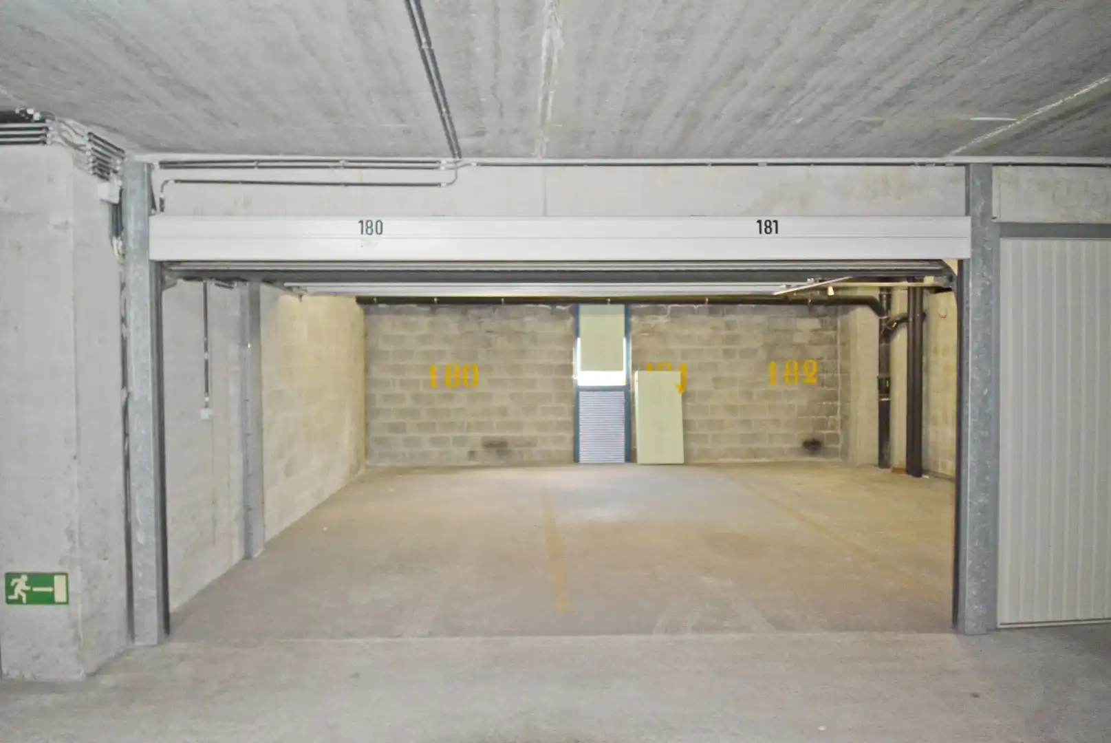 Dubbele garagebox te huur in een zijstraat van de Lippenslaan! foto 2