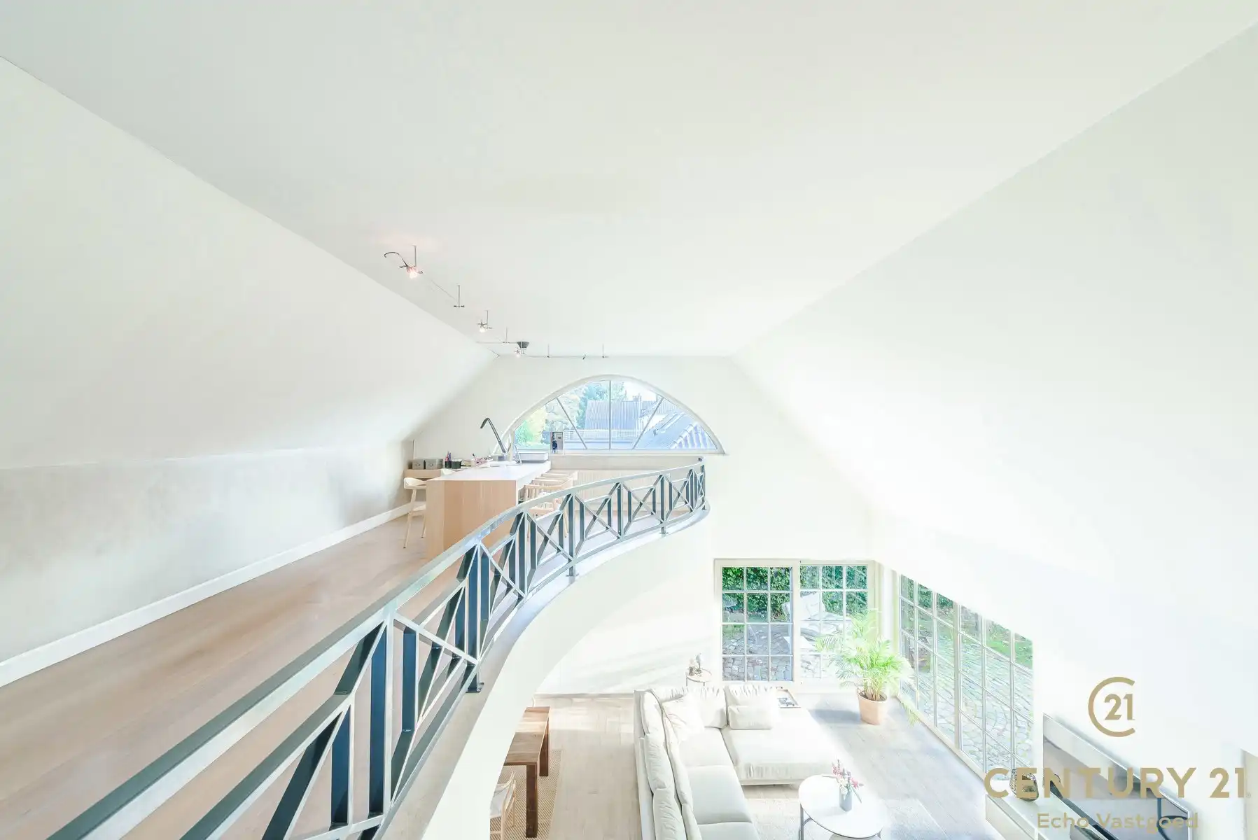 Praktisch gelegen, perfect onderhouden villa met zwembad foto 21