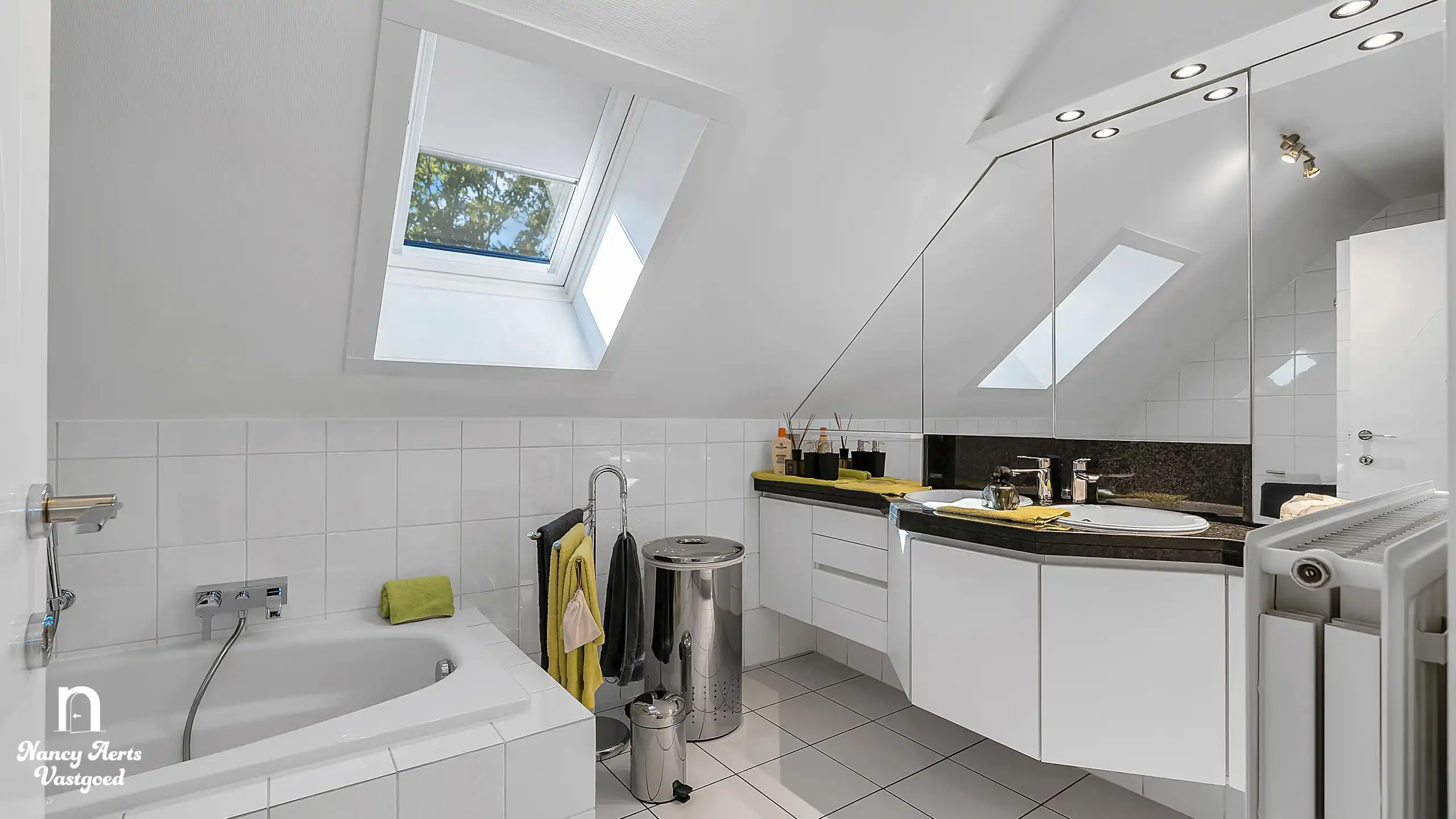 Karaktervolle villa met natuurzwembad en poolhouse in Genk foto 14