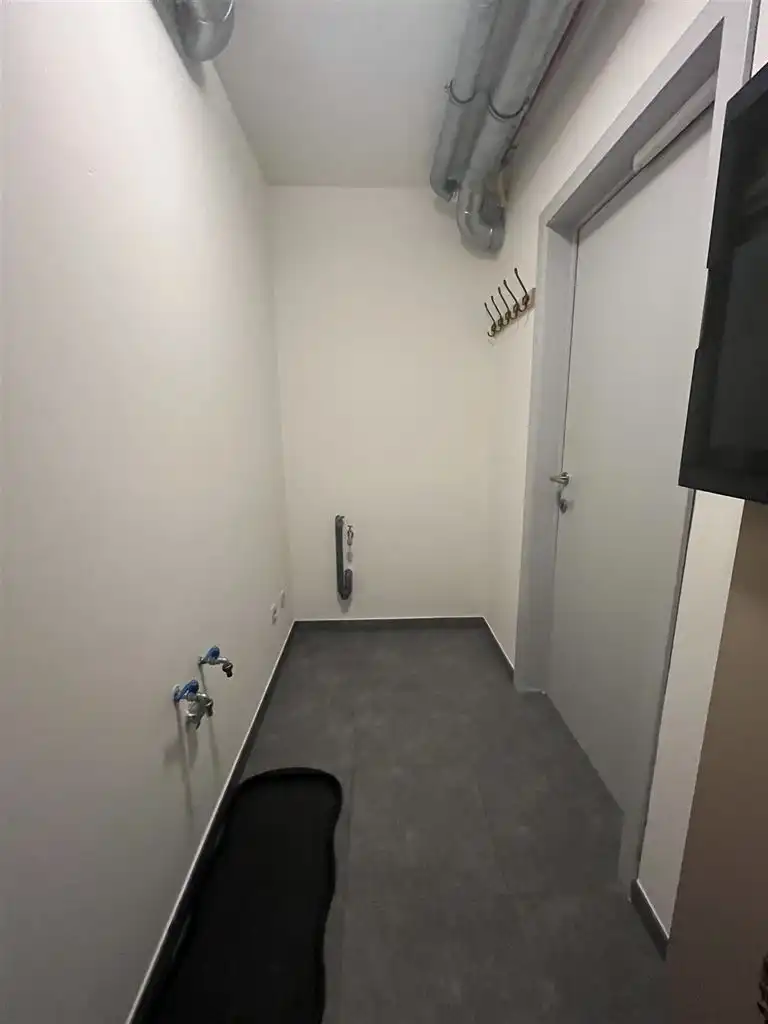 Instapklare stadswoning met 3 slaapkamers, aparte garage en tuintje. foto 6