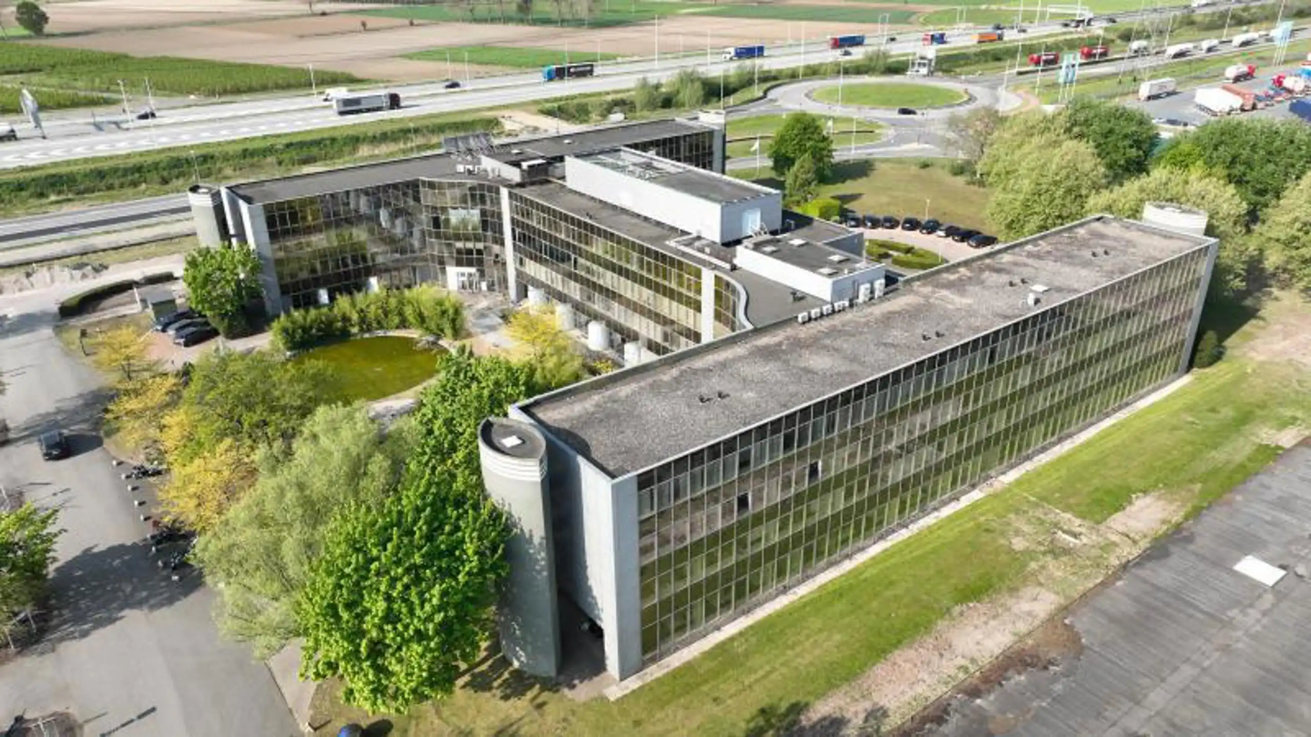 Moderne kantoorruimte in West Port Campus (475 m²) foto {{pictureIndex}}