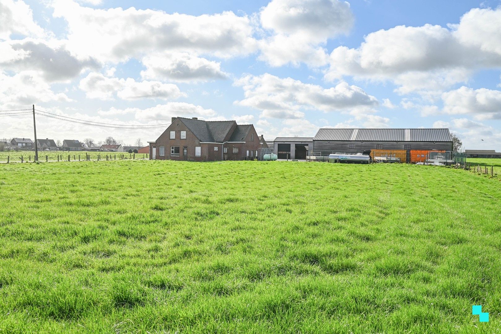 Landelijk gelegen woning met diverse loodsen foto 9