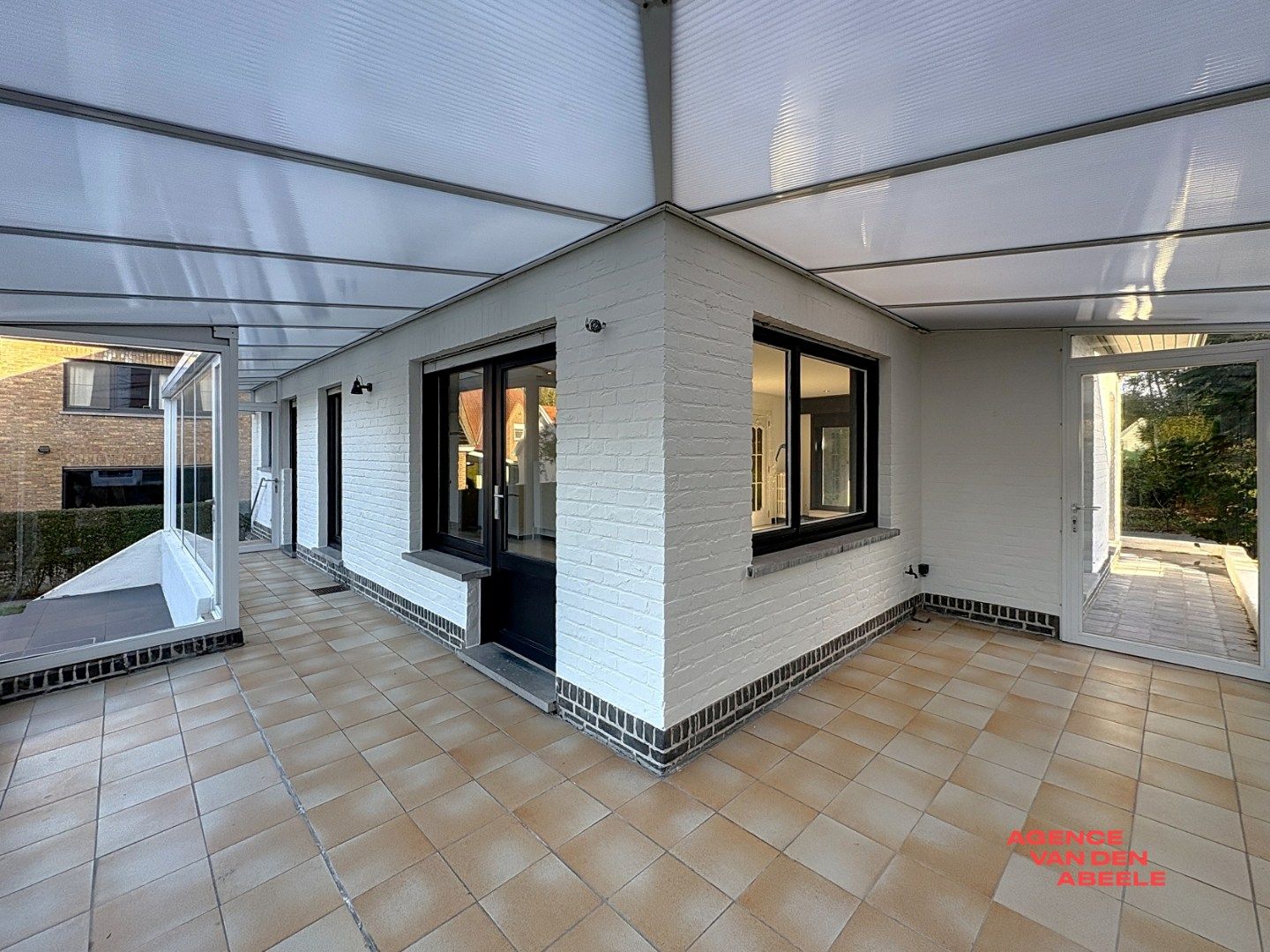 Ruime alleenstaande villa met grote tuin en veranda foto 6