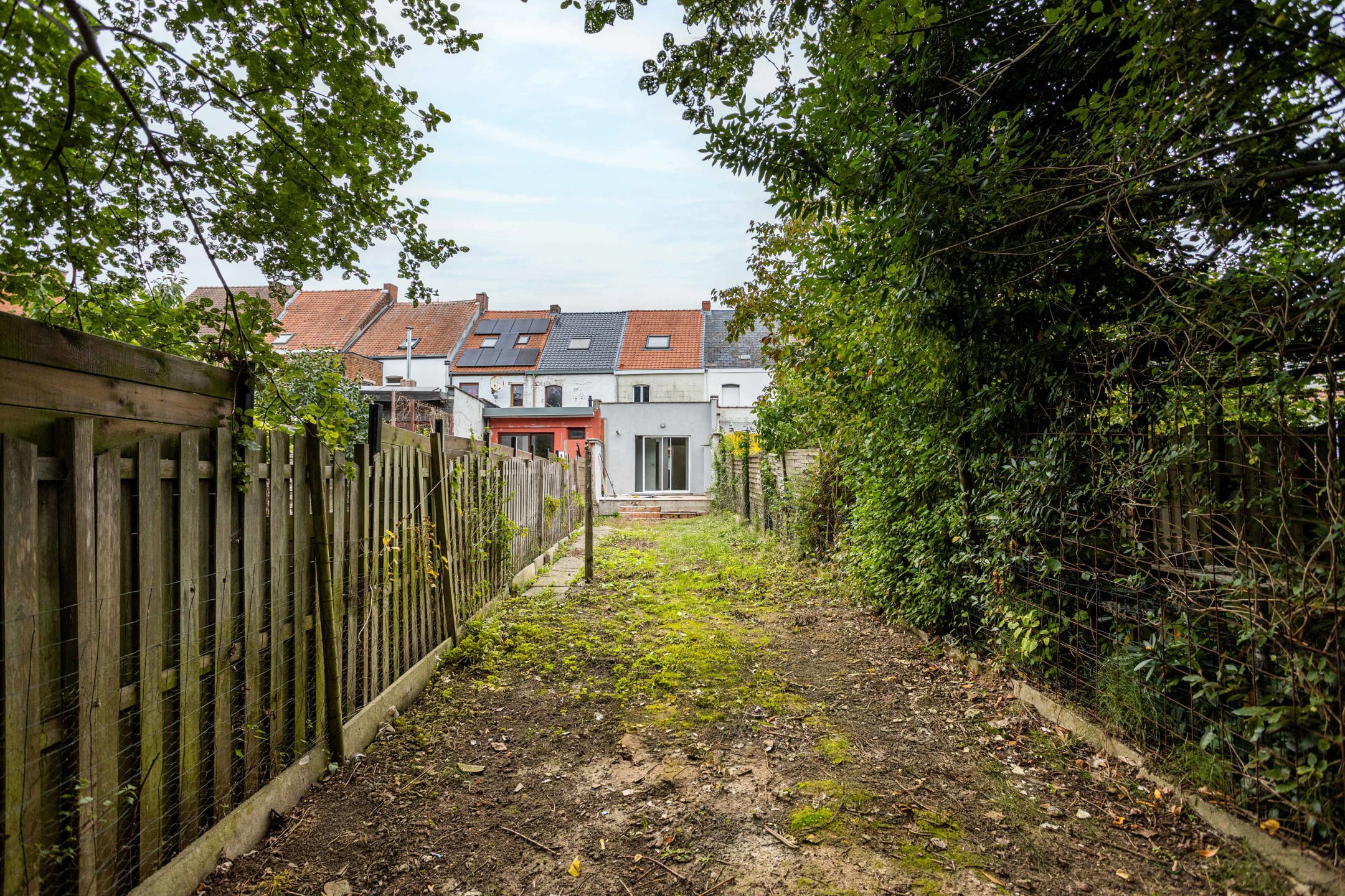 Gerenoveerde rijwoning met 3 slaapkamers en tuin. foto 20