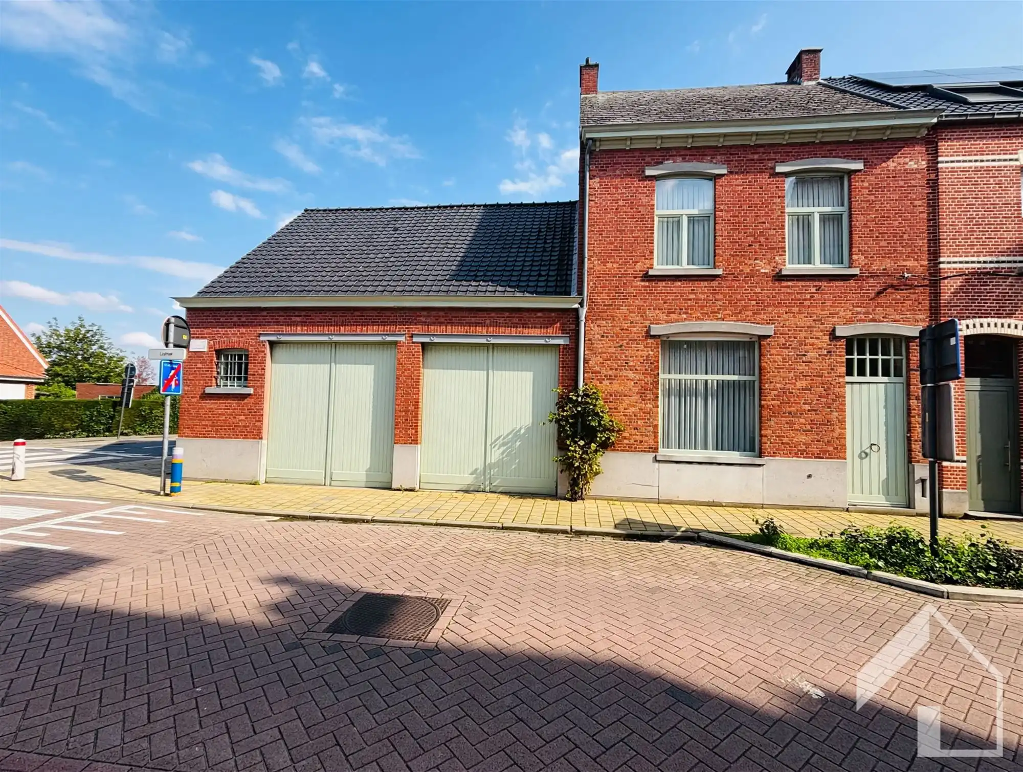 Hoofdfoto van de publicatie: Hoekwoning met authentieke elementen en 4 garages