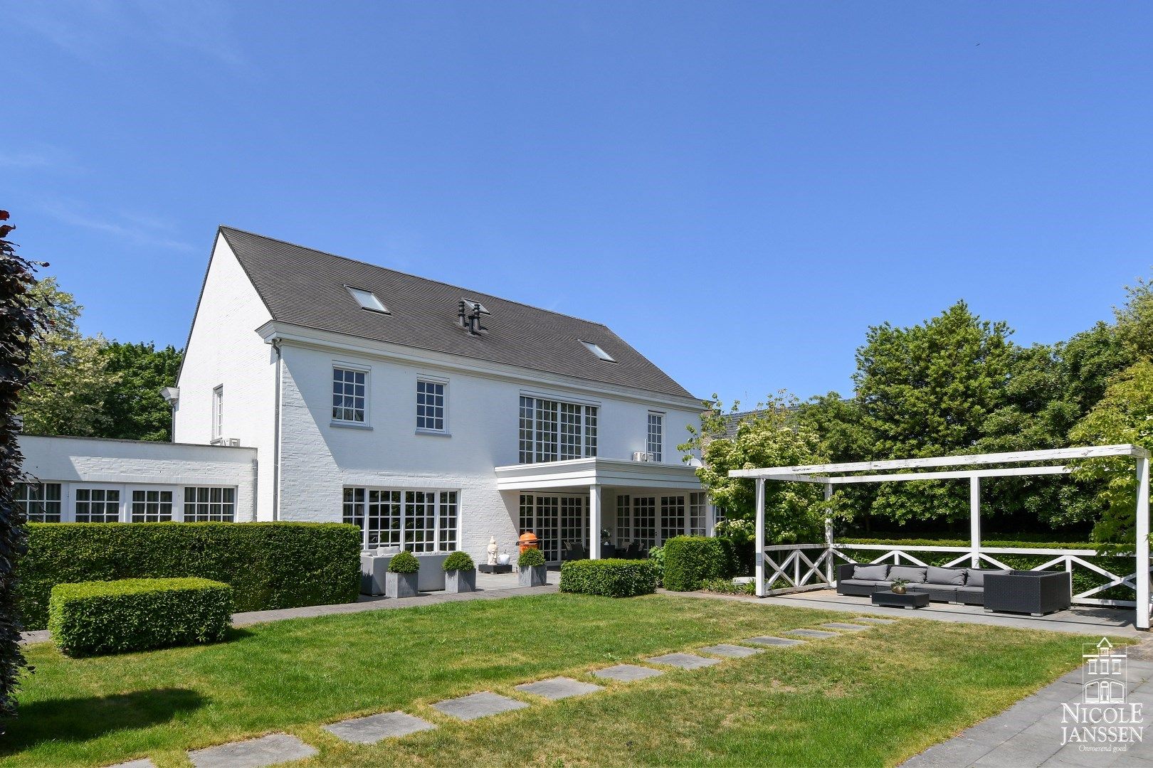 Luxueus en ruim ingedeeld landhuis met naastliggend garagegebouw met appartement foto 39