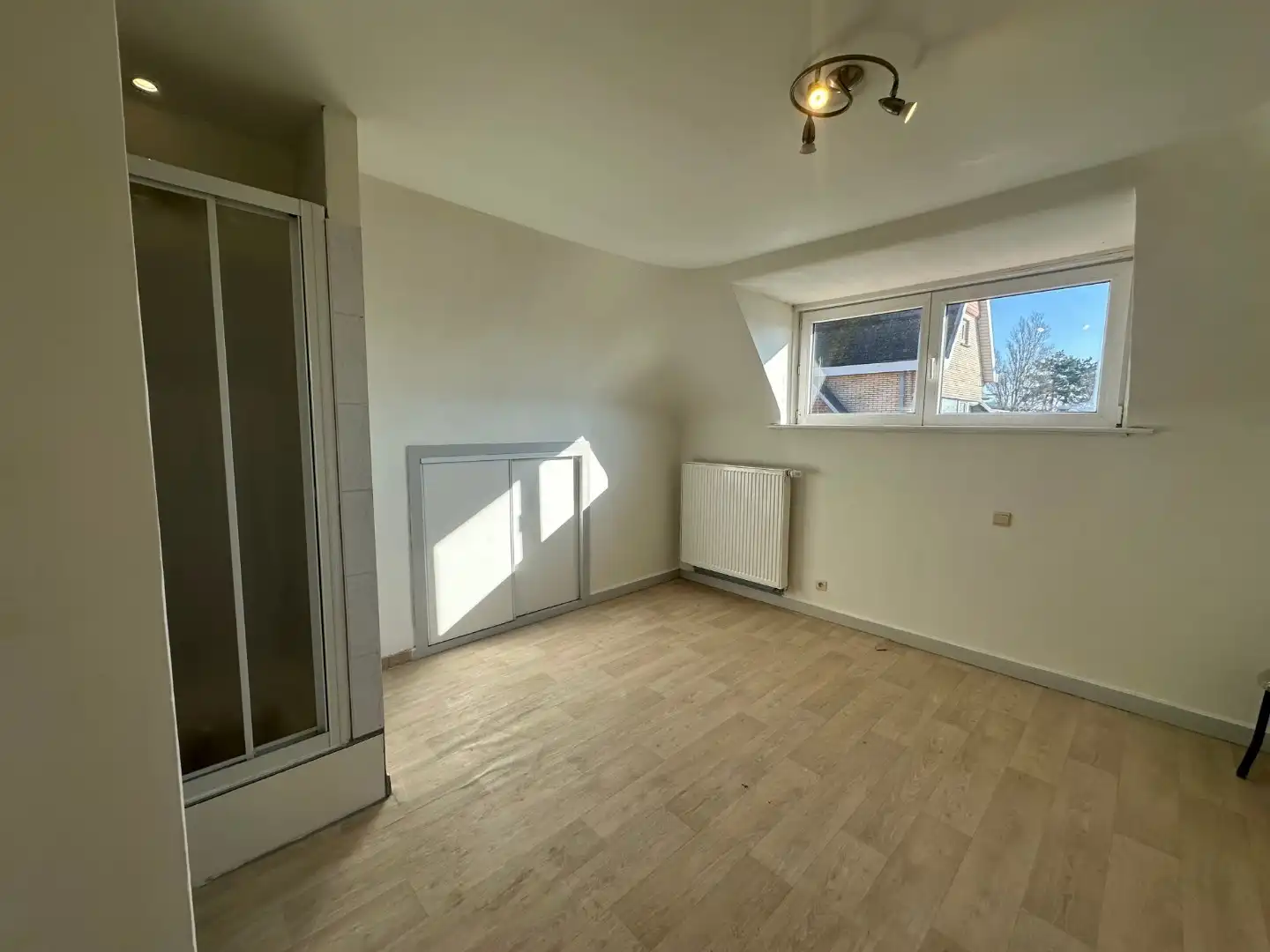 Appartement met 1 ruime slaapkamer en mogelijkheid tot aankoop garage in gebouw foto 4