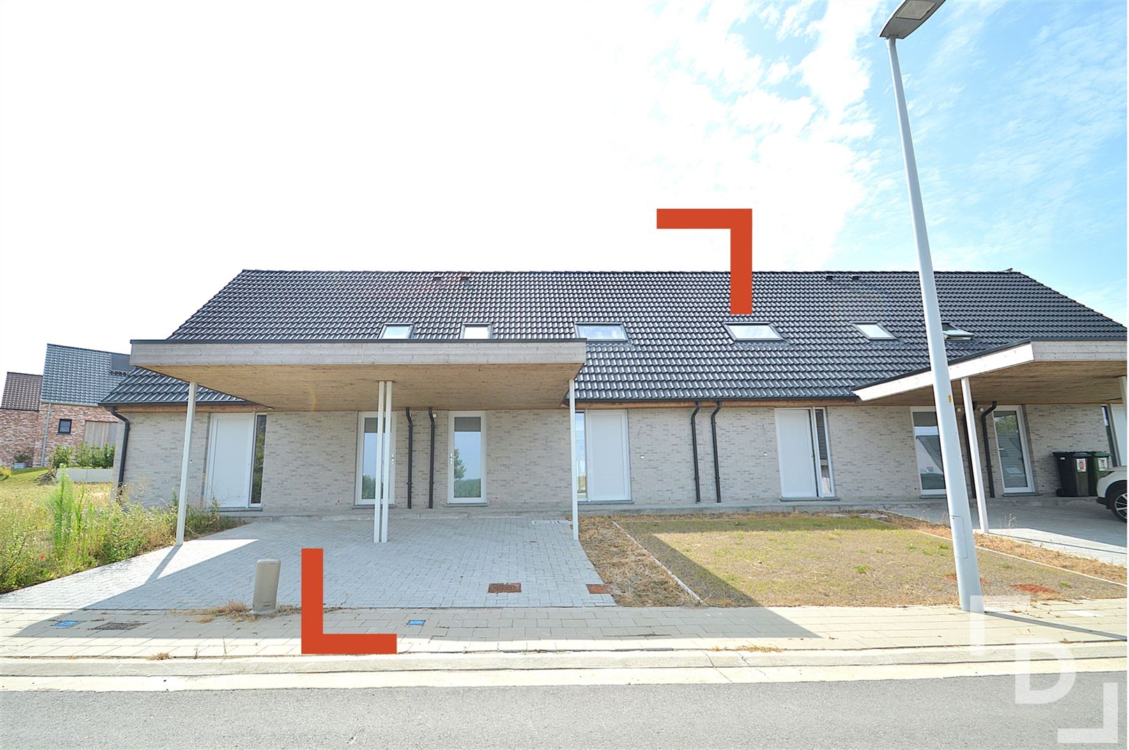 Nieuwbouwwoning met carport te huur in Wijtschate. foto {{pictureIndex}}