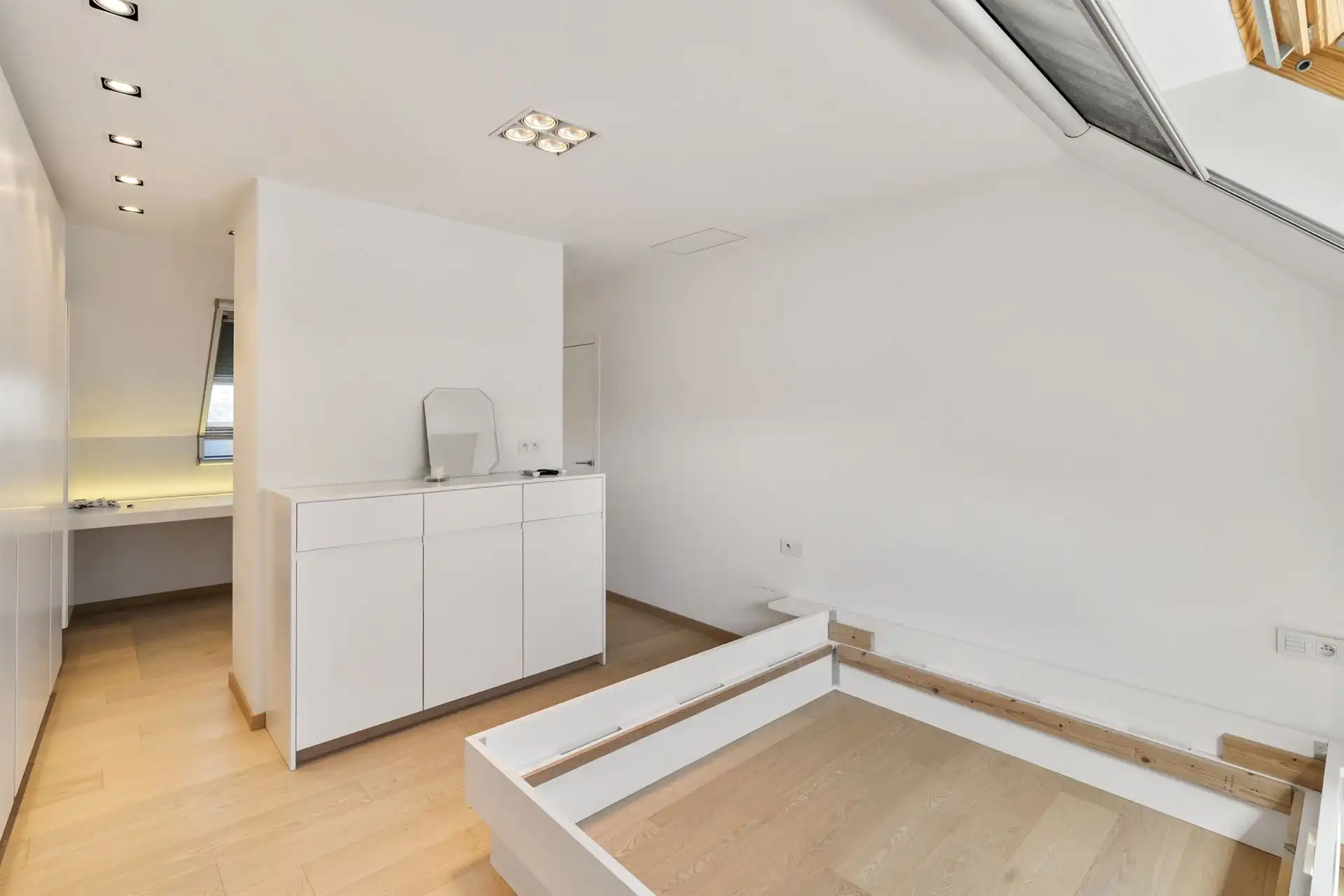Handelspand met woonst op commerciële toplocatie foto 21