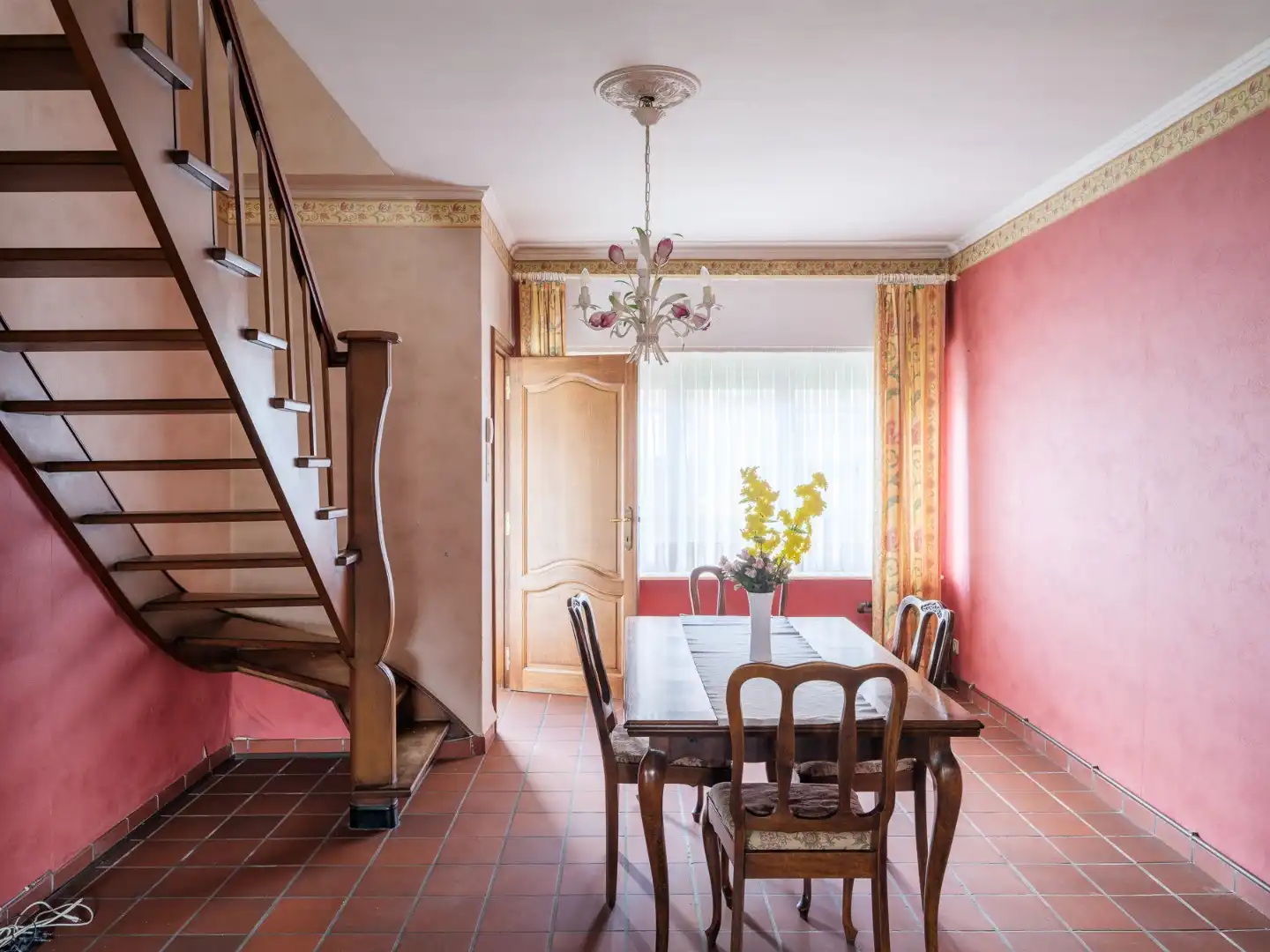 Te renoveren gezinswoning met vier slaapkamers en tuin in Wondelgem foto 5