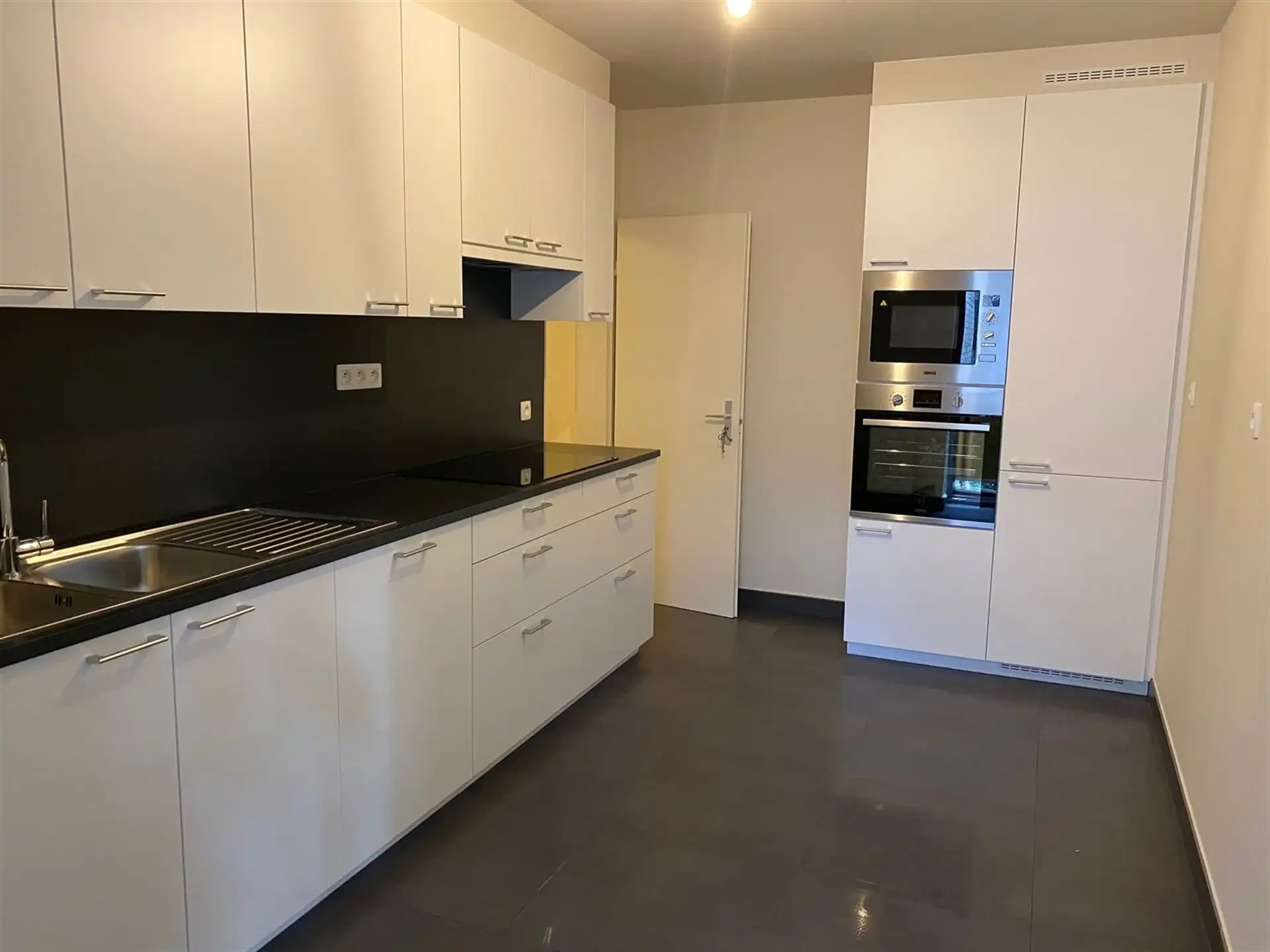 Gerenoveerd appartement met 2 slaapkamers en terras foto 3