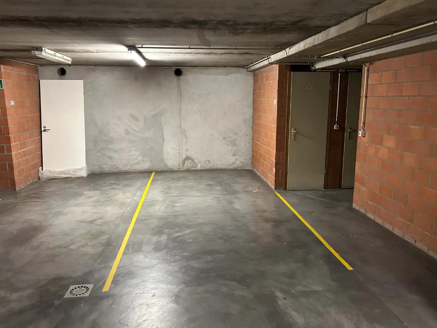 Autostaanplaats vlakbij de zeedijk foto 4