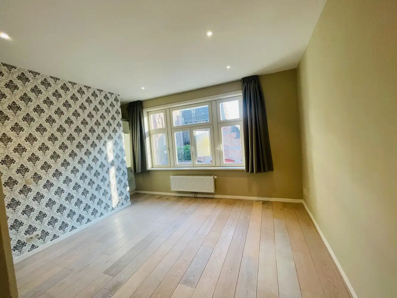 Brugge centrum,STARTPRIJS  Instapklaar degelijk gerenoveerd energiezuinig  lichtrijk woonhuis 3 SLPKS+Koer foto 7