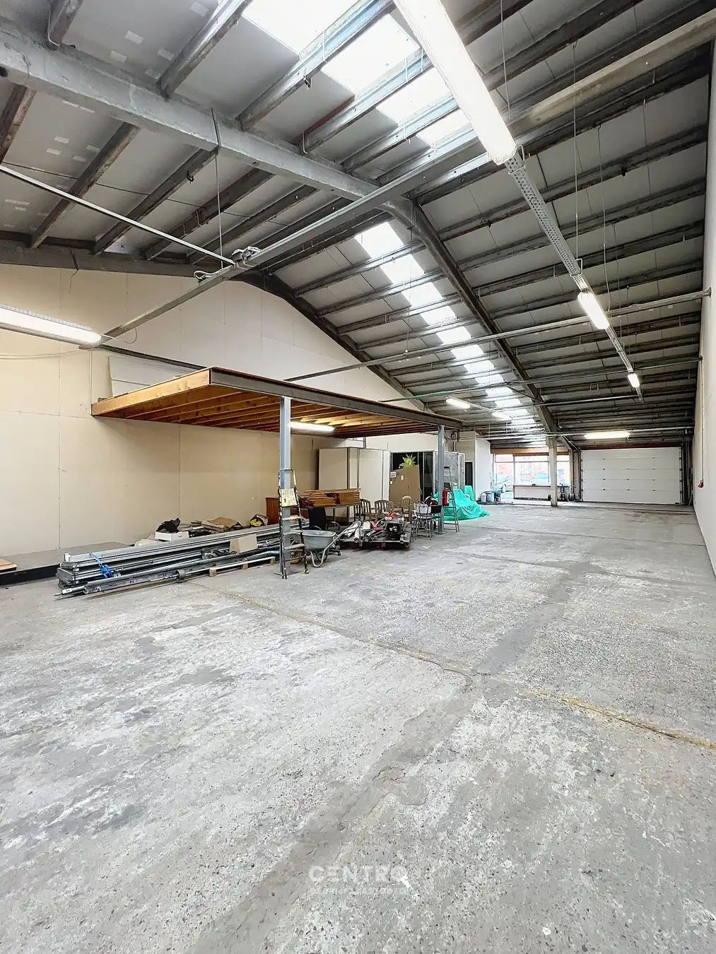 Magazijn van 315m² met mezzanine vlak bij de RING van Poperinge ! foto 8