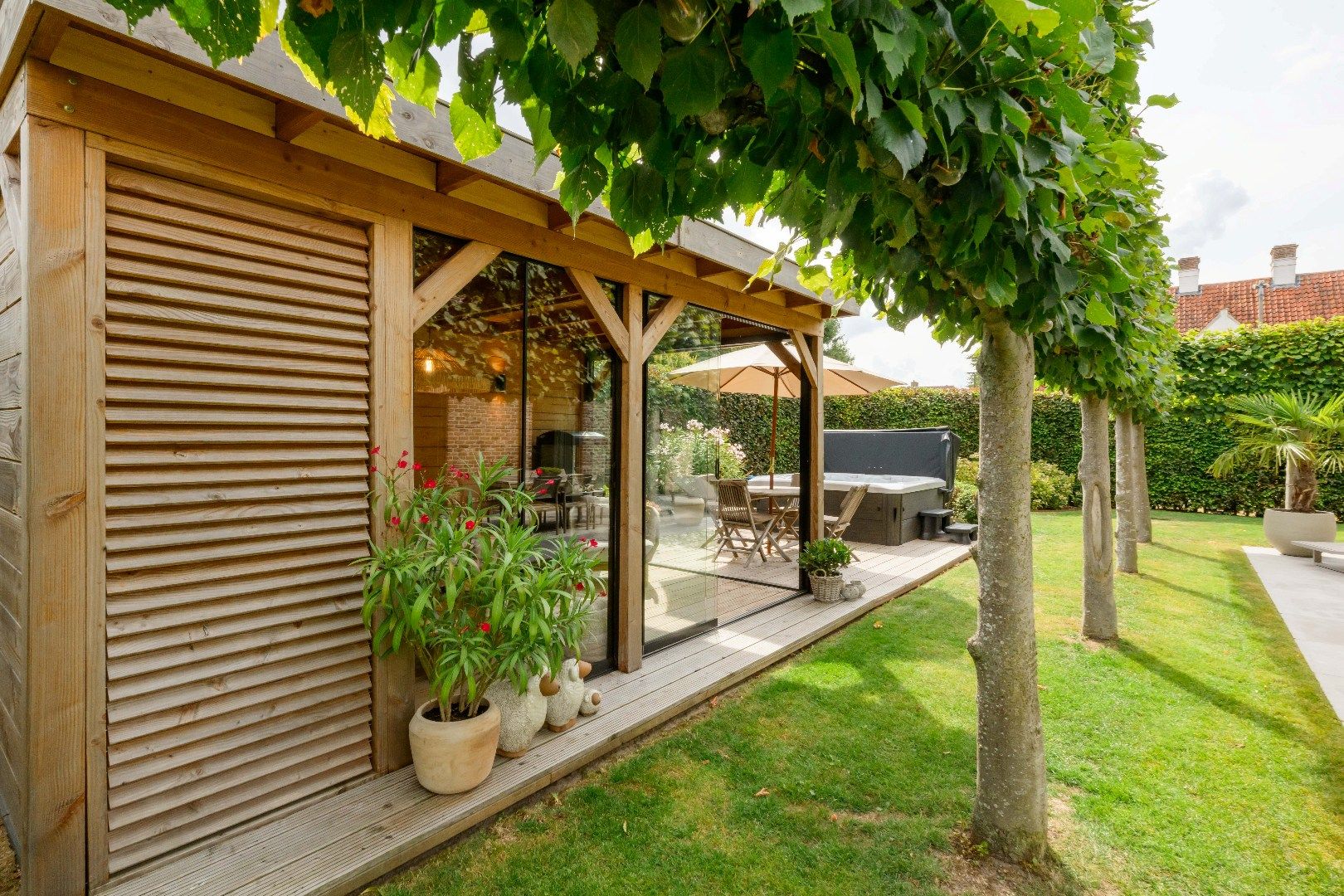 PRACHTIG GERENOVEERDE VILLA OP 616 m² | 3 SLPKS | 2 BADKAMERS foto {{pictureIndex}}