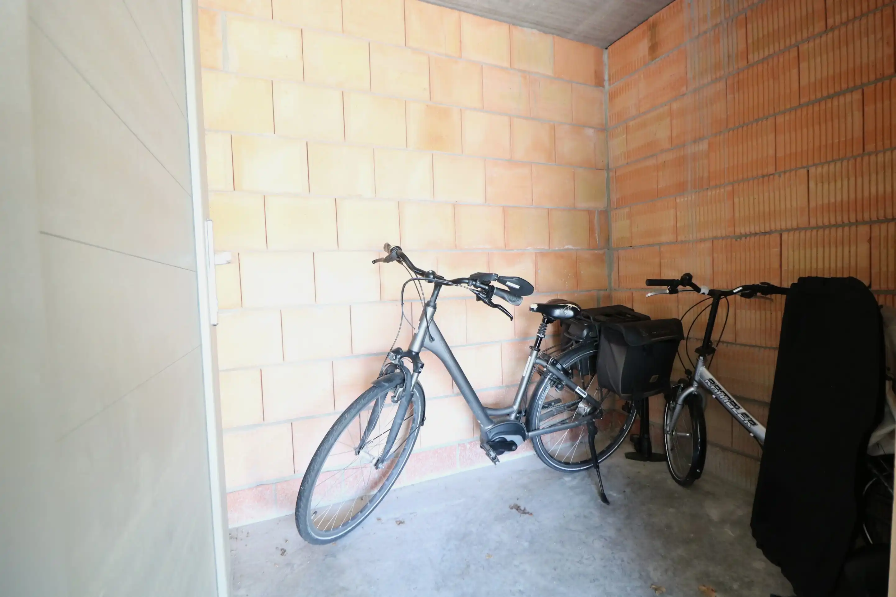 Recente woning met 3 grote slaapkamers, mooie tuin en mogelijkheid tot aankoop carport.  foto 17