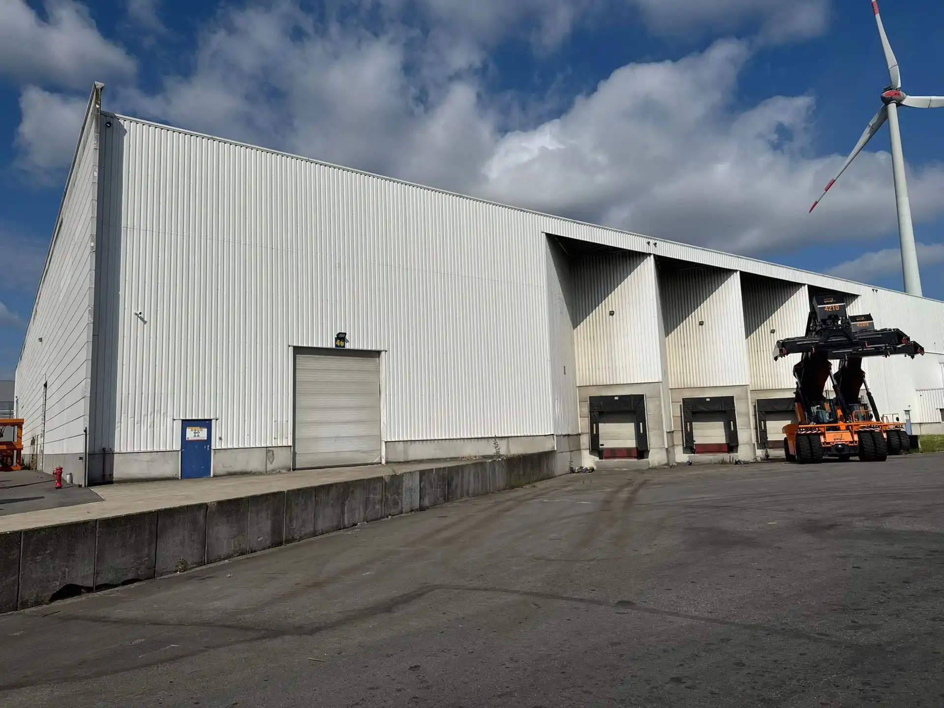 Ca. 8.625m² en 8.625m² magazijnruimten, met los- en laadkades, te huur langs de Noorderlaan.   foto 20
