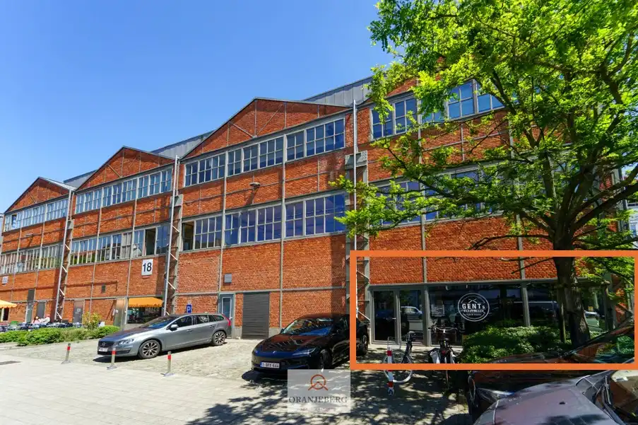 Multifunctionele ruimte in hoekpand te huur bij vernieuwde Gentse Dokken foto {{pictureIndex}}
