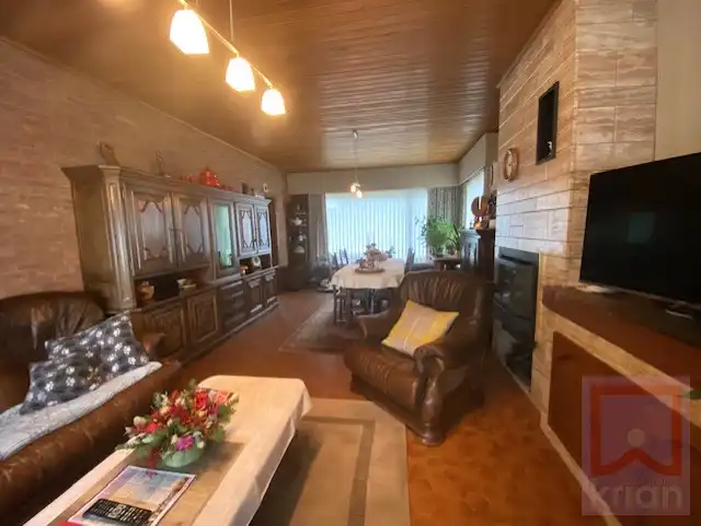 Ruime woning met tuin, 2 grote garages en kelder op grond groot 688m² foto 6