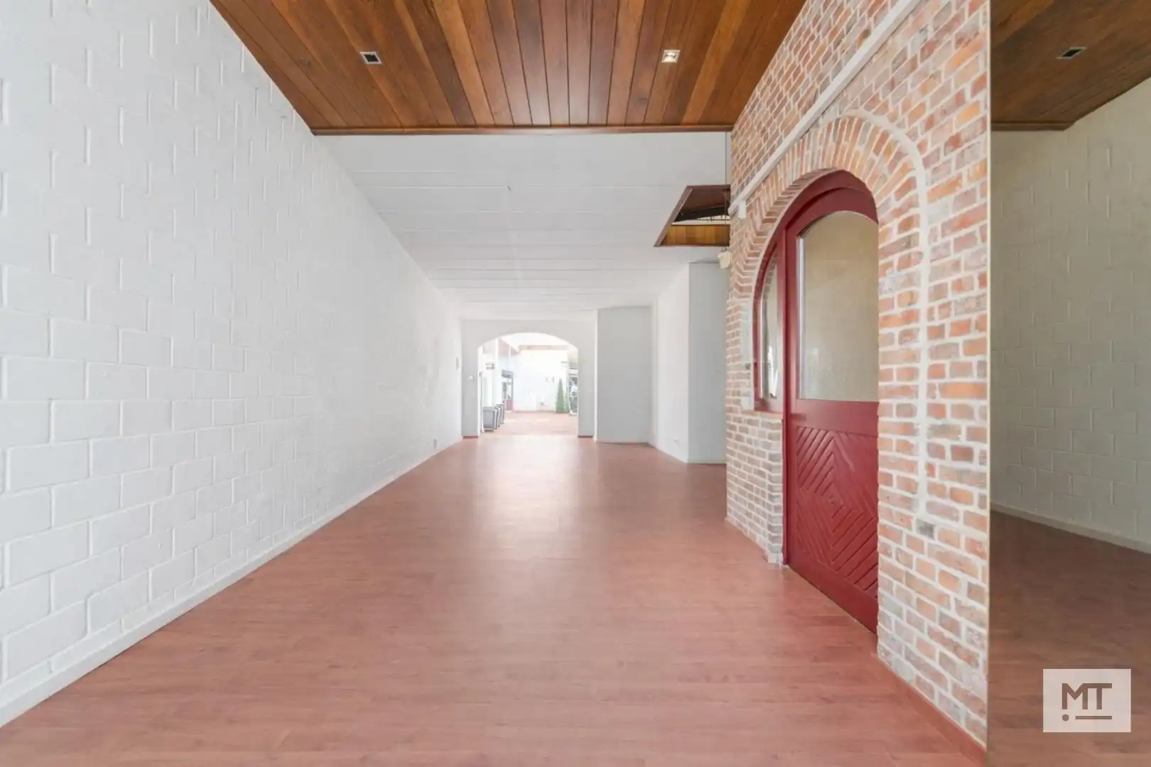 Bijzonder ruime woning met opslagruimte, dubbele garage en uitweg in centrum Langemark foto 16