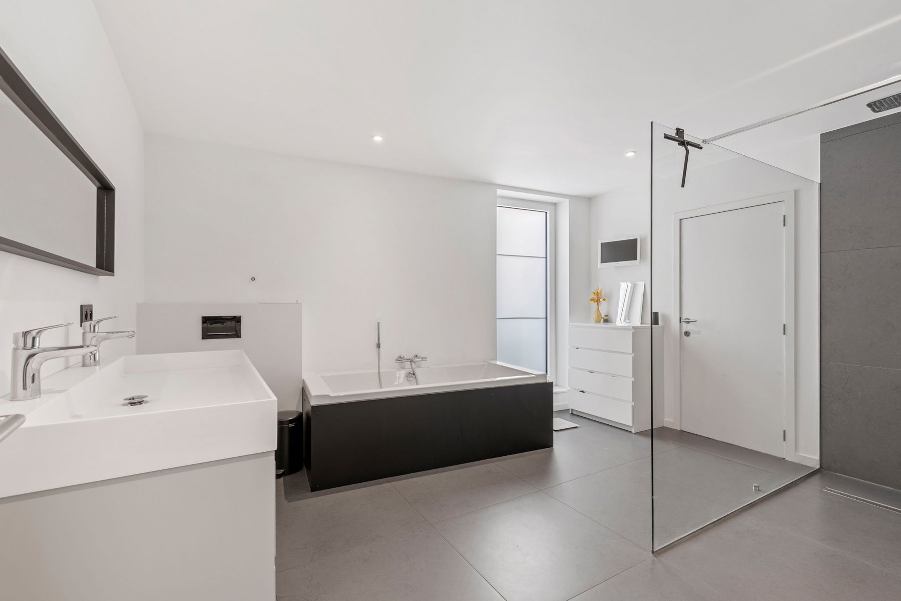 Moderne en exclusieve villa met 4 slpk, zwembad en wellness foto 14