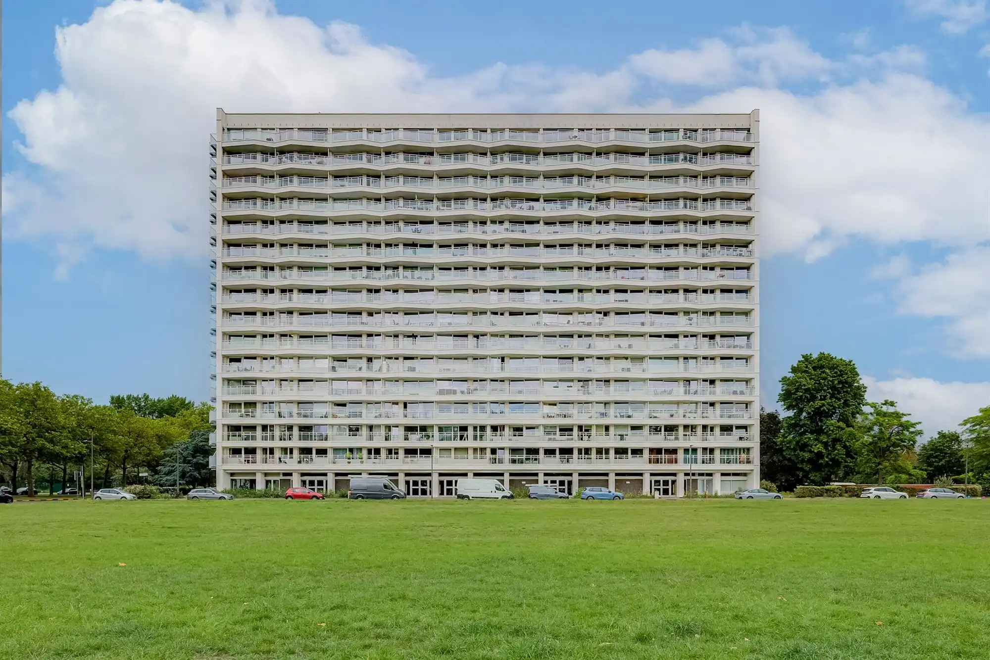 Instapklaar 2 slpk appartement met autostaanplaats foto {{pictureIndex}}
