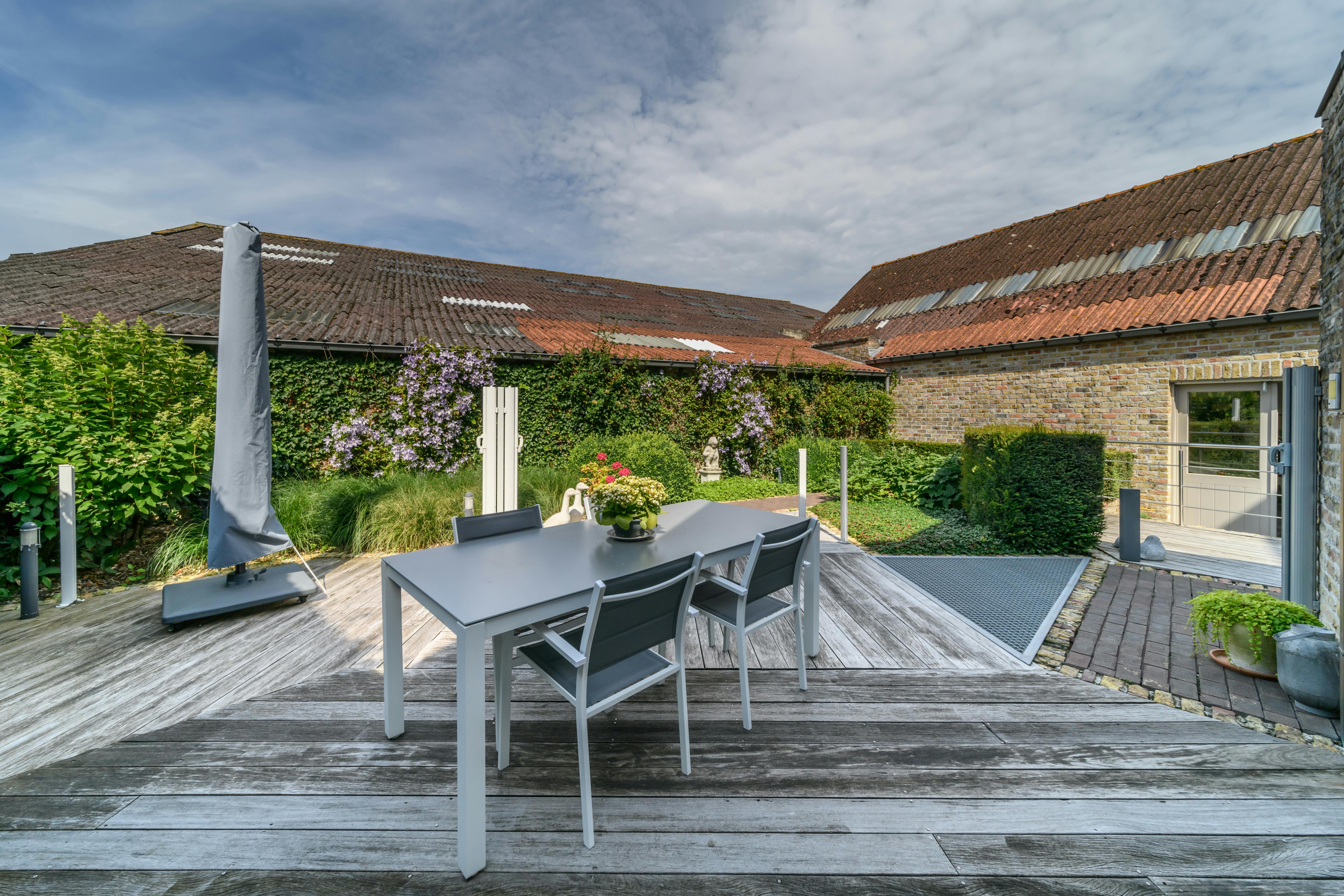 Herenhuis met ruime garage te koop in Izenberge. foto 10