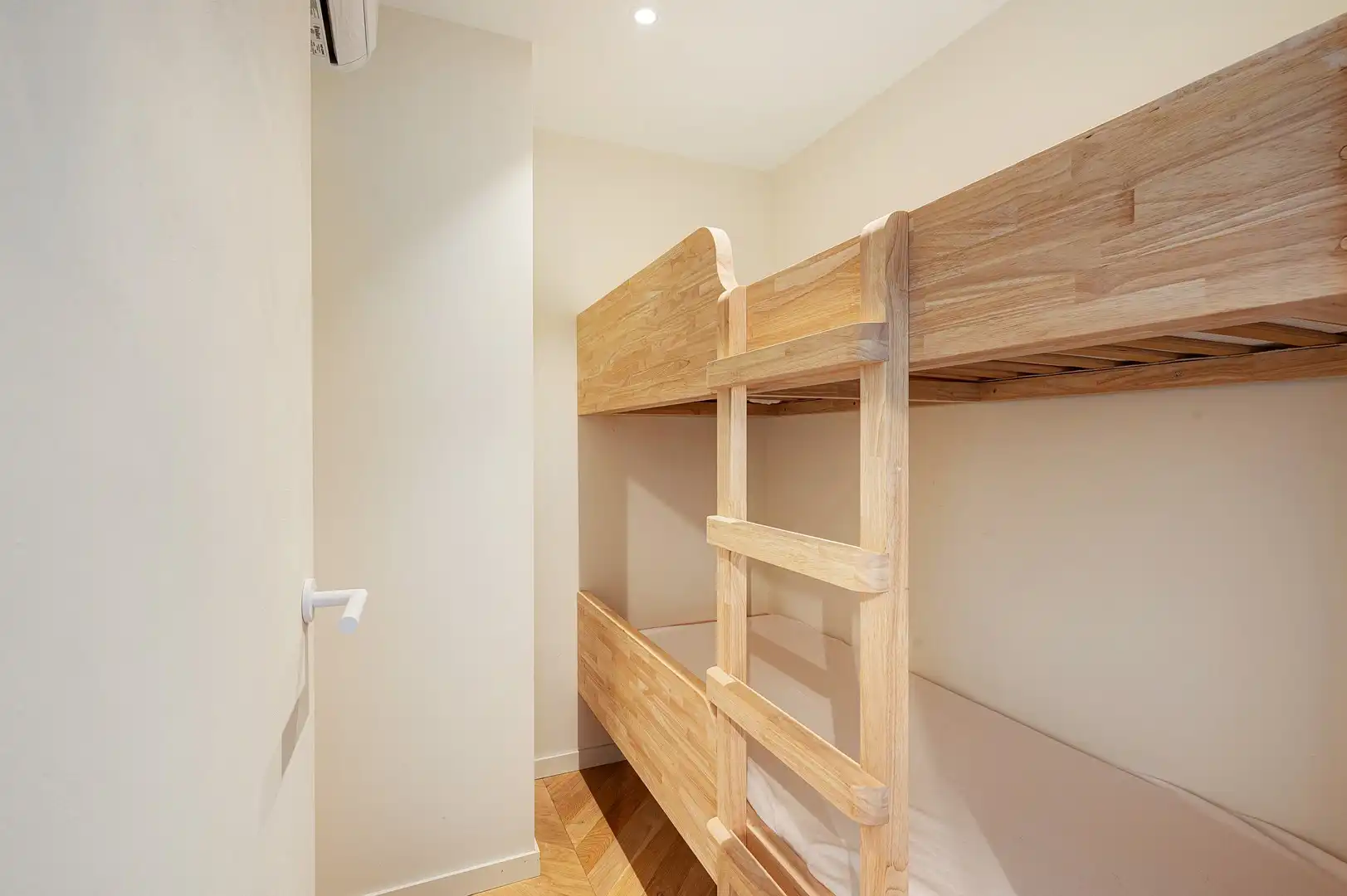 Prachtig gerenoveerd duplex hoekappartement nabij de Lippenslaan. foto 24