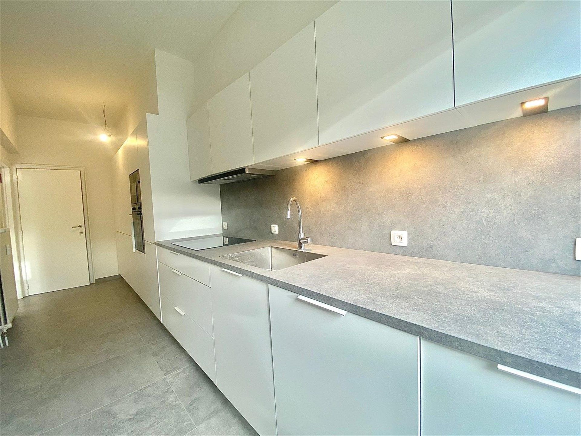 Zeer ruim appartement met drie slaapkamers en garage  foto 6