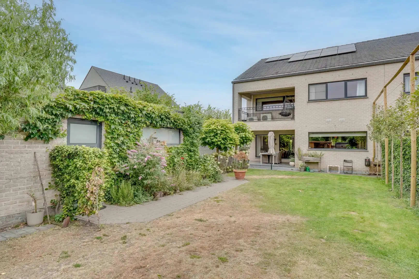 INSTAPKLARE GEZINSWONING MET 4 SLAAPKAMERS, ZWEMBAD EN PRACHTIGE TUIN OP 609M2 TE MAASMECHELEN foto 22